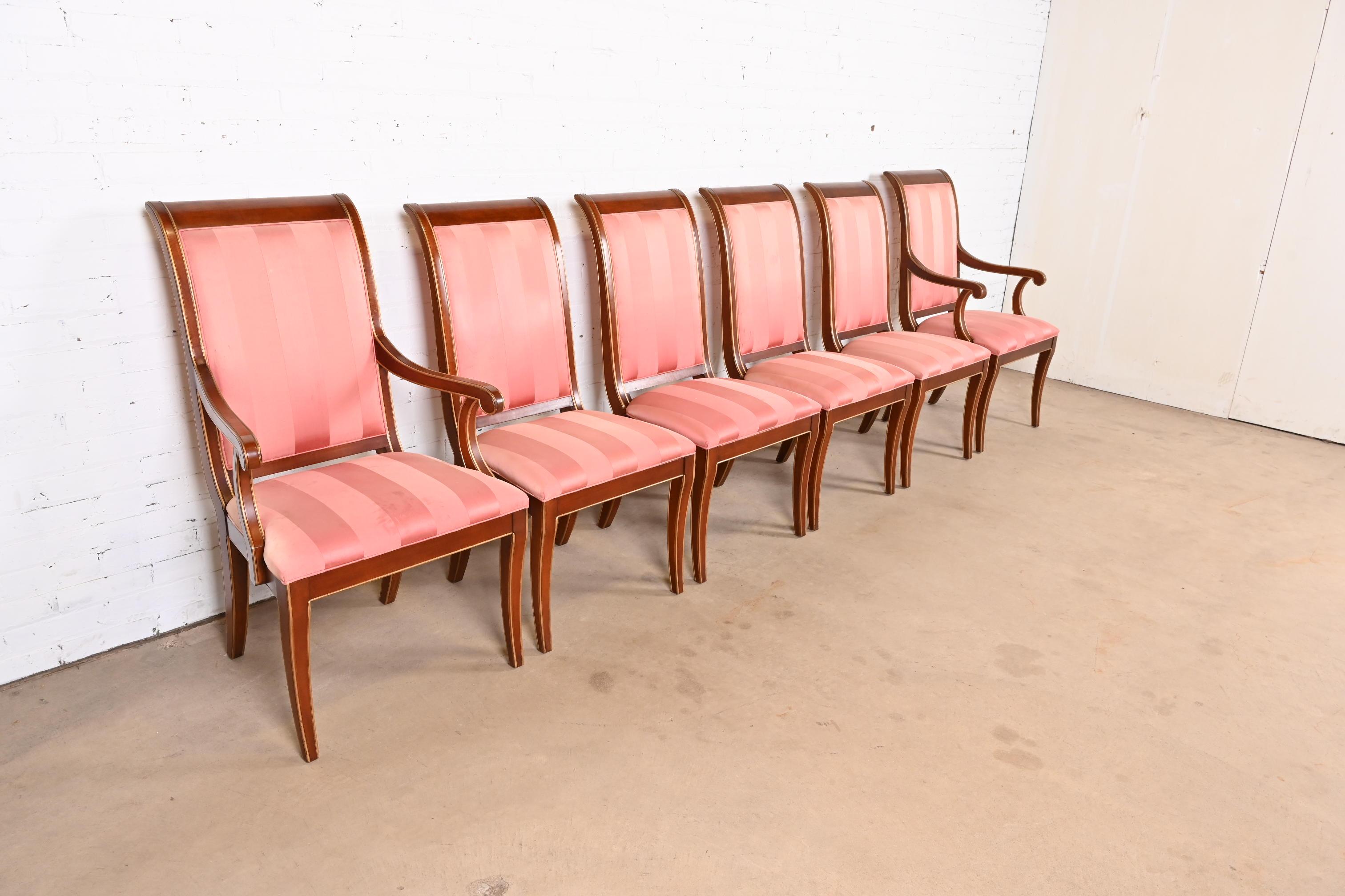20ième siècle Chaises de salle à manger en acajou sculpté et doré, série de six, de style Régence, EJ Victor en vente