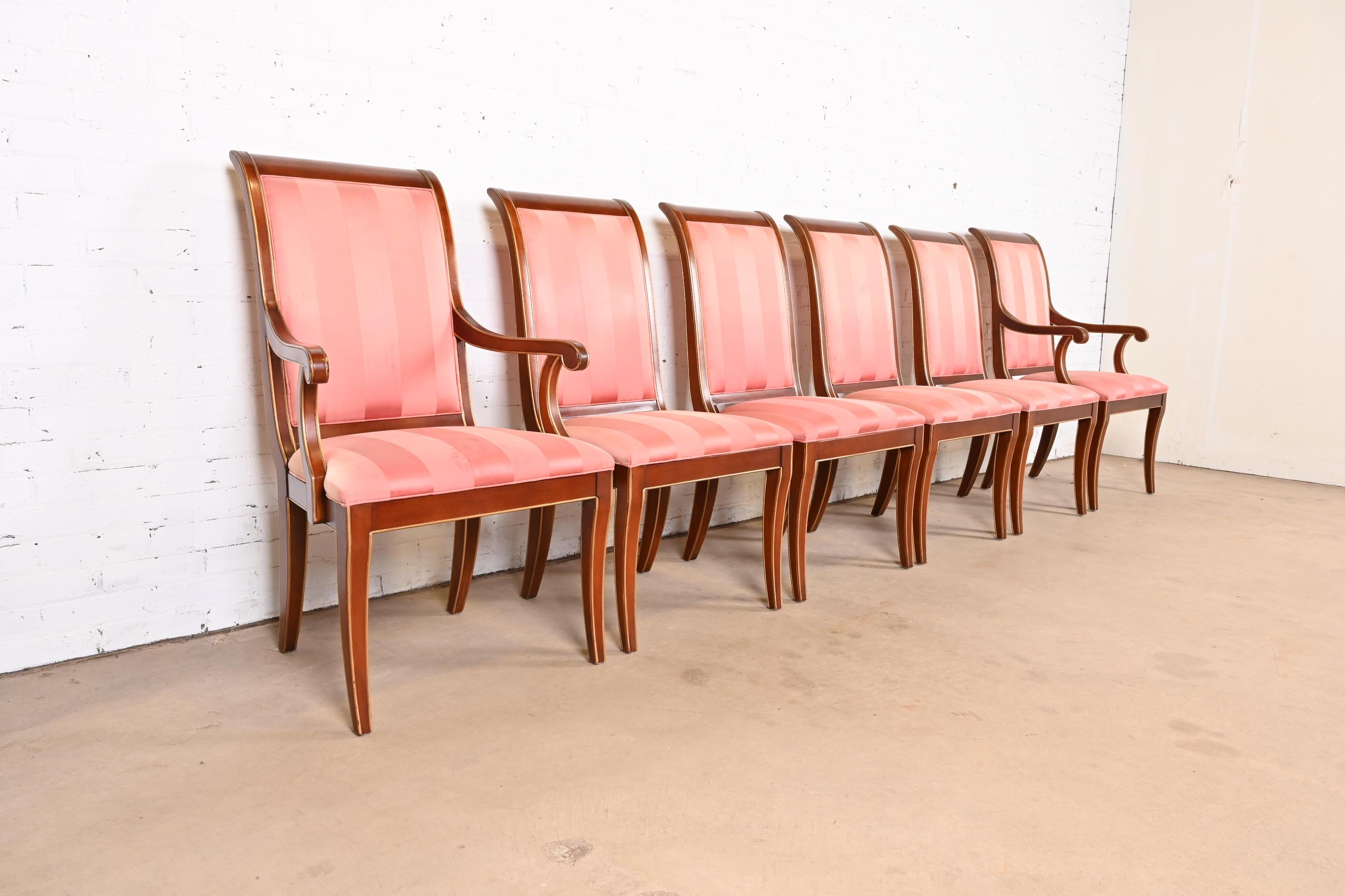 Tissu d'ameublement Chaises de salle à manger en acajou sculpté et doré, série de six, de style Régence, EJ Victor en vente