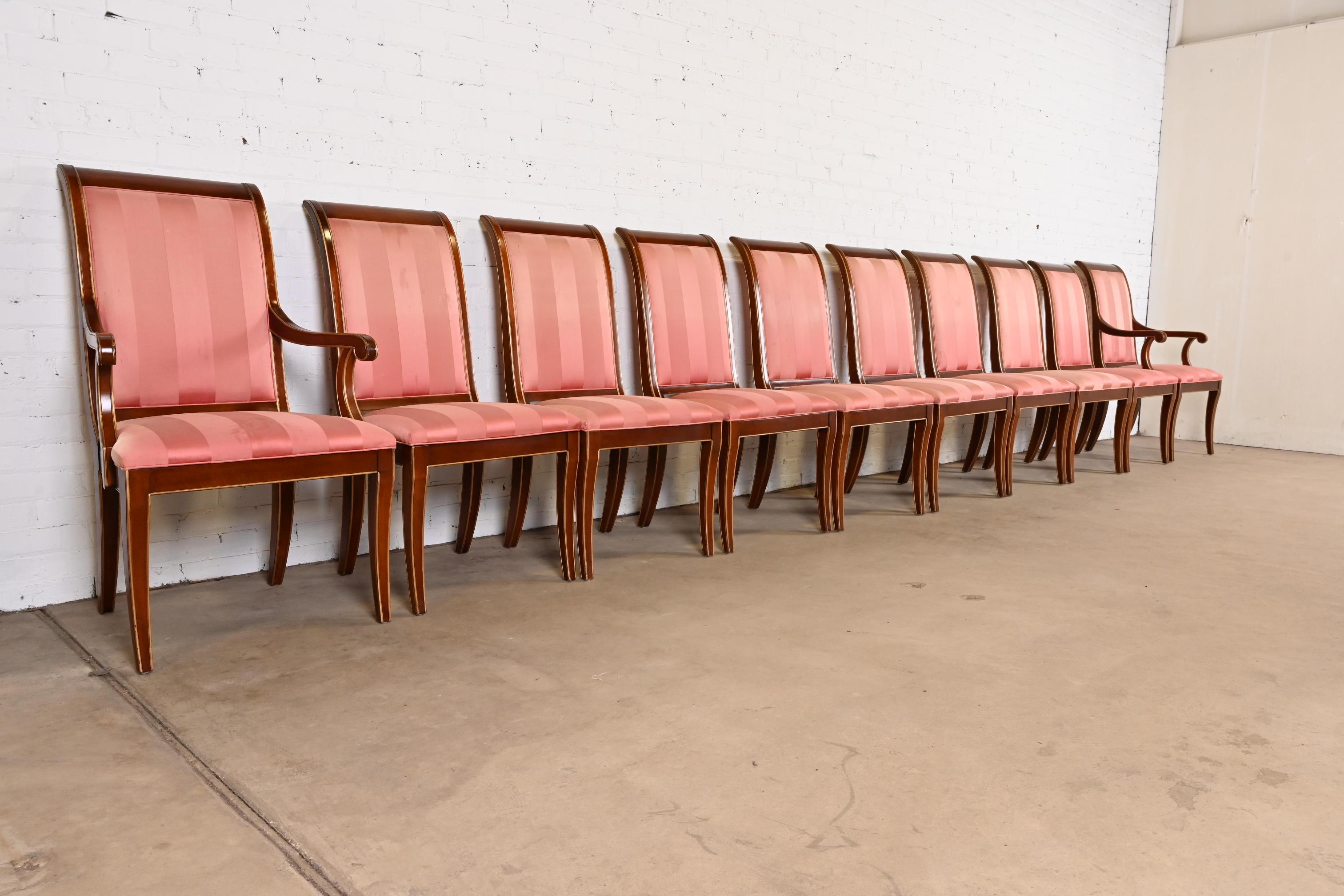 Un magnifique ensemble de dix chaises de salle à manger de style Régence, Néoclassique ou Empire

Par EJ Victor

États-Unis, fin du 20e siècle

Acajou sculpté, avec garnitures dorées, sièges et dossiers rembourrés.

Mesures :
Chaises d'appoint - 21