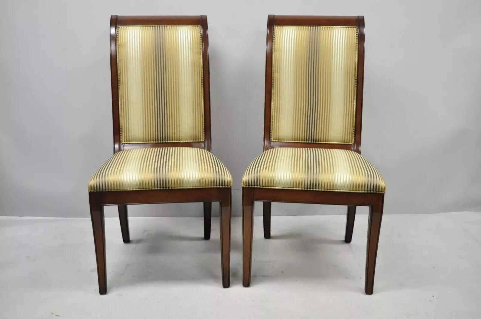 E.J. Sedie da sala da pranzo in mogano Victor Saber Leg Regency Style - una coppia. Le sedie presentano schienali alti e imbottiti, struttura in legno massiccio, schienale e seduta imbottiti, etichetta originale, eleganti gambe a sciabola,