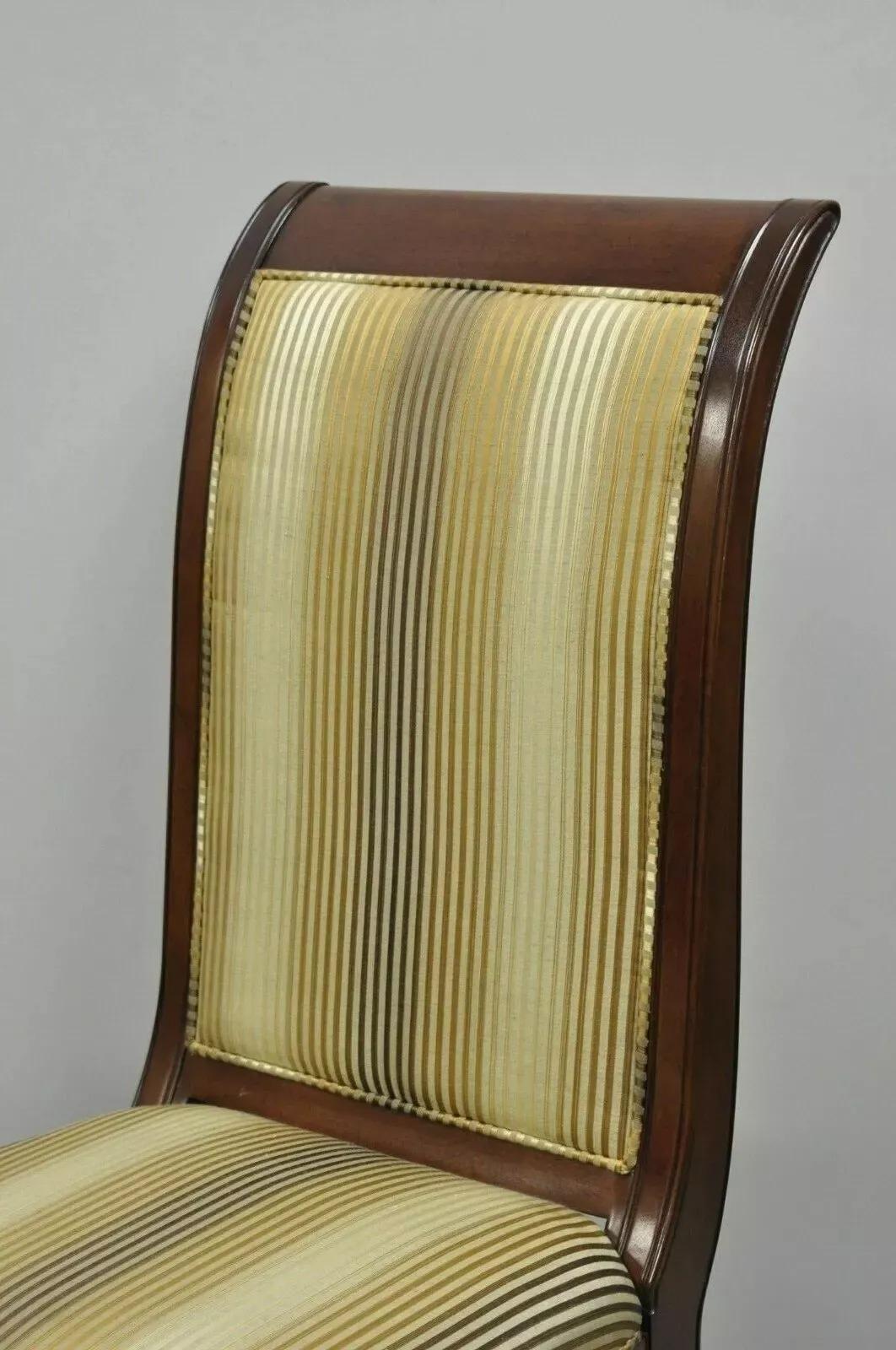 Sconosciuto E.J. Sedie da sala da pranzo in mogano con gambe a sciabola in stile Victor Regency - una coppia in vendita