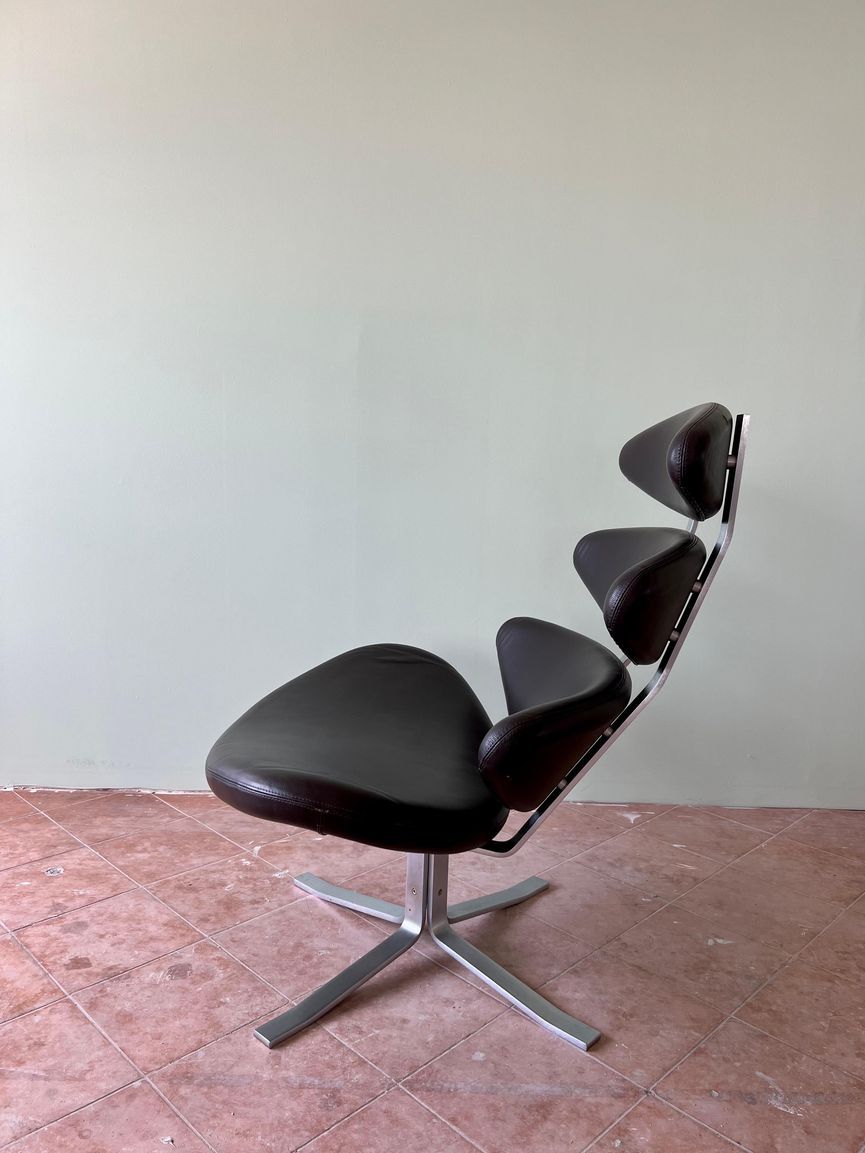 Lorsque Poul M-One a créé Corona en 1964, la chaise a connu un succès évident. Corona était léger mais avait une gravité sculpturale qui ne s'oublie pas facilement. Cette combinaison a fait de Corona une star dans d'innombrables films, séries de