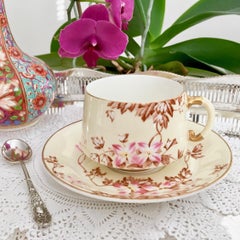 Tasse à thé EJD Bodley avec fleurs japonaises roses:: Mouvement esthétique:: vers 1885