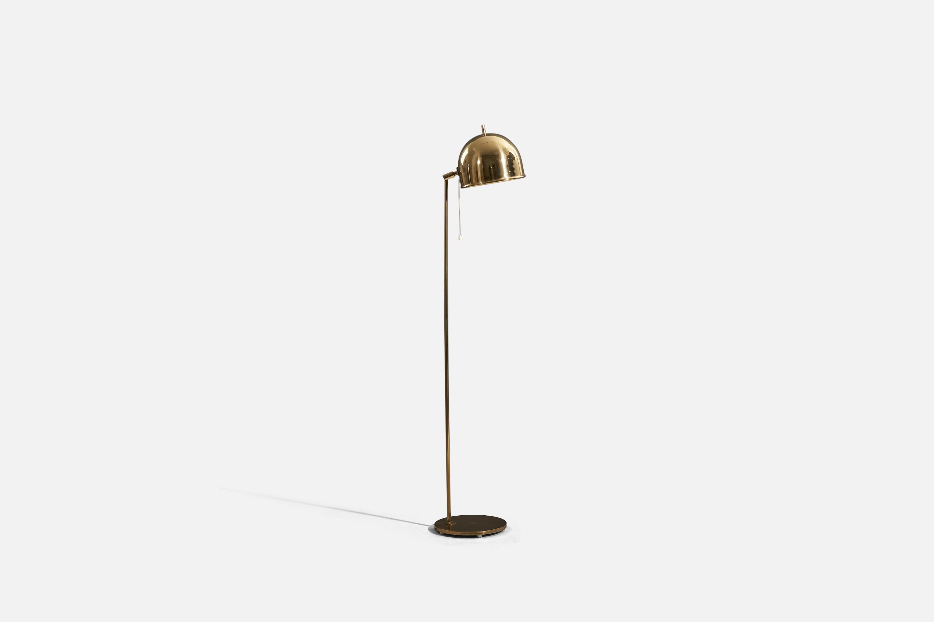 An adjustable brass floor lamp designed by Eje Ahlgren and produced by Bergboms, Sweden, c. 1960s. 

Variable dimensions. Dimensions listed refer to the lamp mounted as illustrated in the first image.
 