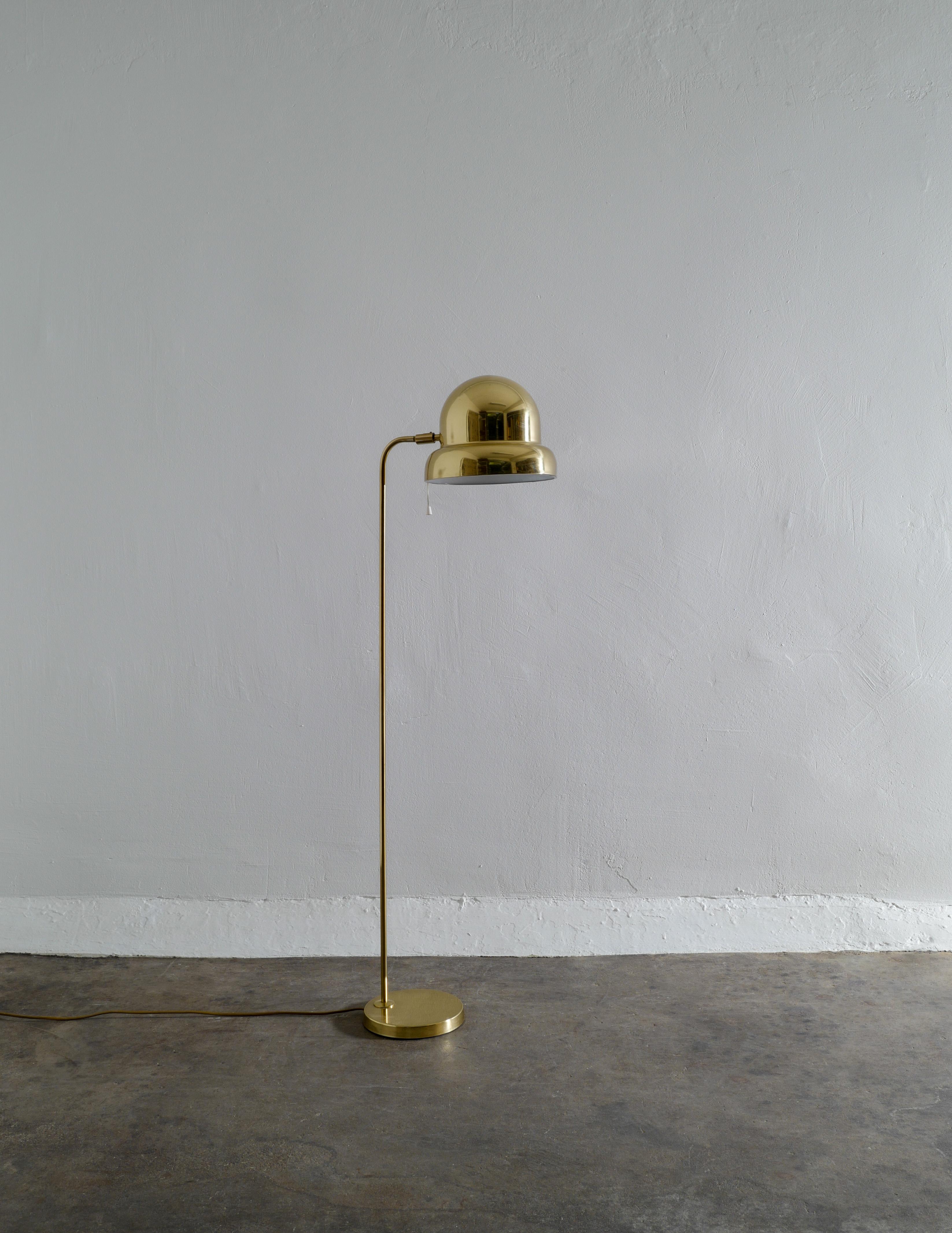 Rare floor lamp in brass designed by Eje Ahlgren and produced by Bergboms Sweden, 1960s. In good vintage and original condition with small signs from age and use. Marked. 

Dimensions: H: 121 cm W: 24,5 cm D: 38 cm.