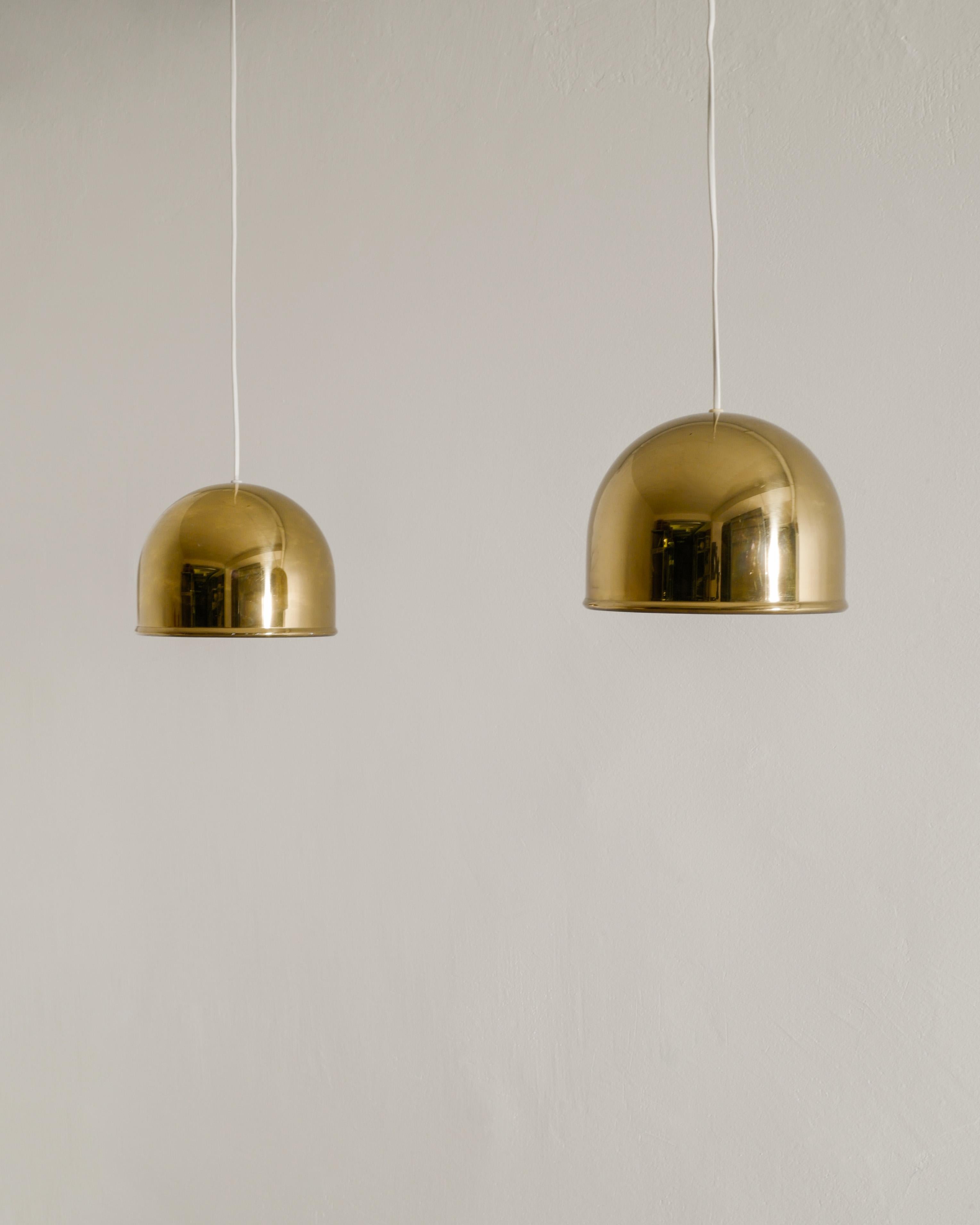 Rare pair of Swedish mid century brass ceiling lamp pendants by Eje Ahlgren for Bergboms Sweden, 1960s. Both lamps are in good vintage and matching condition. 

Dimensions: H: 20 cm / 7.85