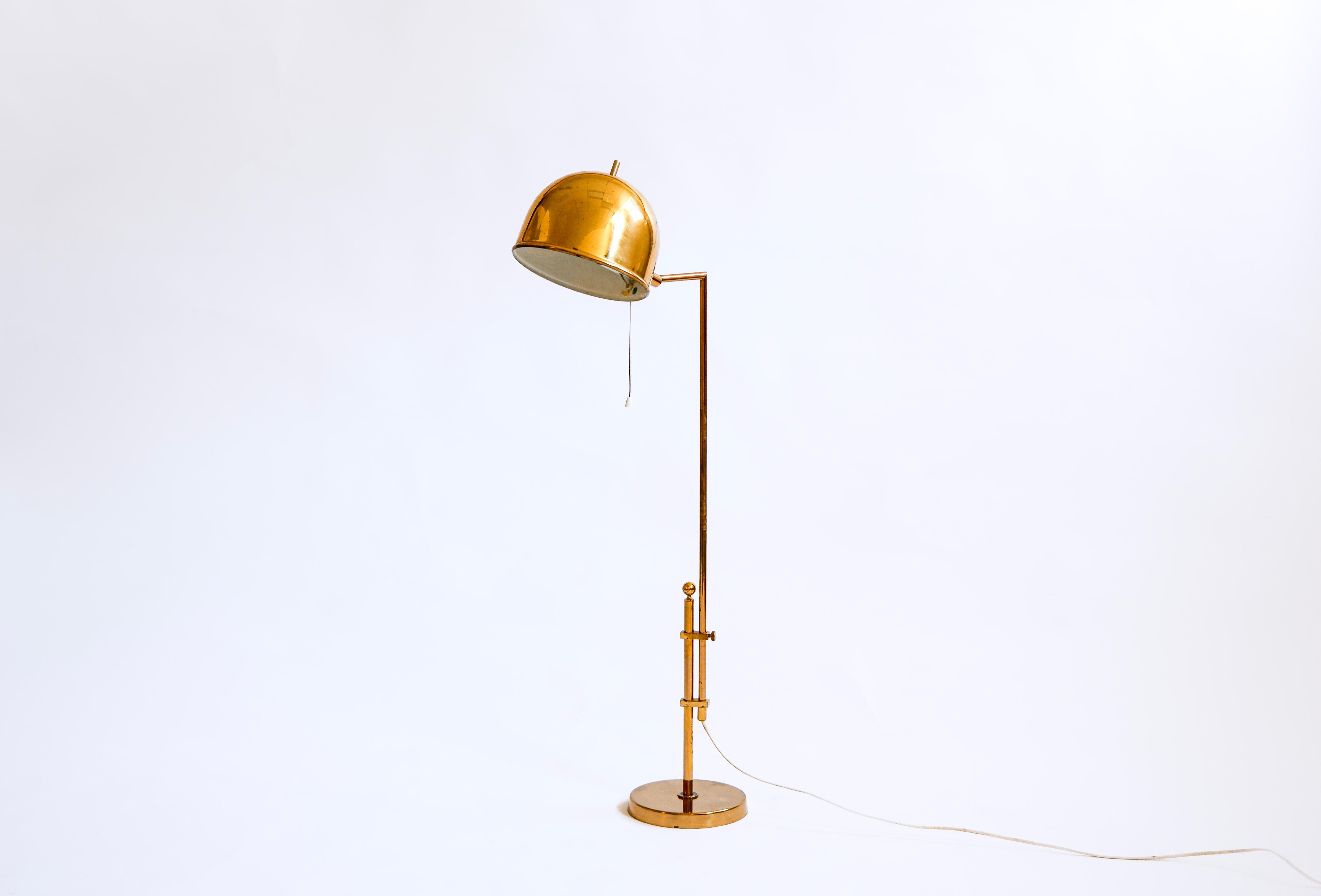 Rara lampada da terra regolabile disegnata da Eje Ahlgren per Bergboms, produttore svedese del 1960 circa. La lampada è realizzata in ottone massiccio ed è regolabile in altezza e direzione del paralume. La posizione più alta è di 106 cm. L'ombra va