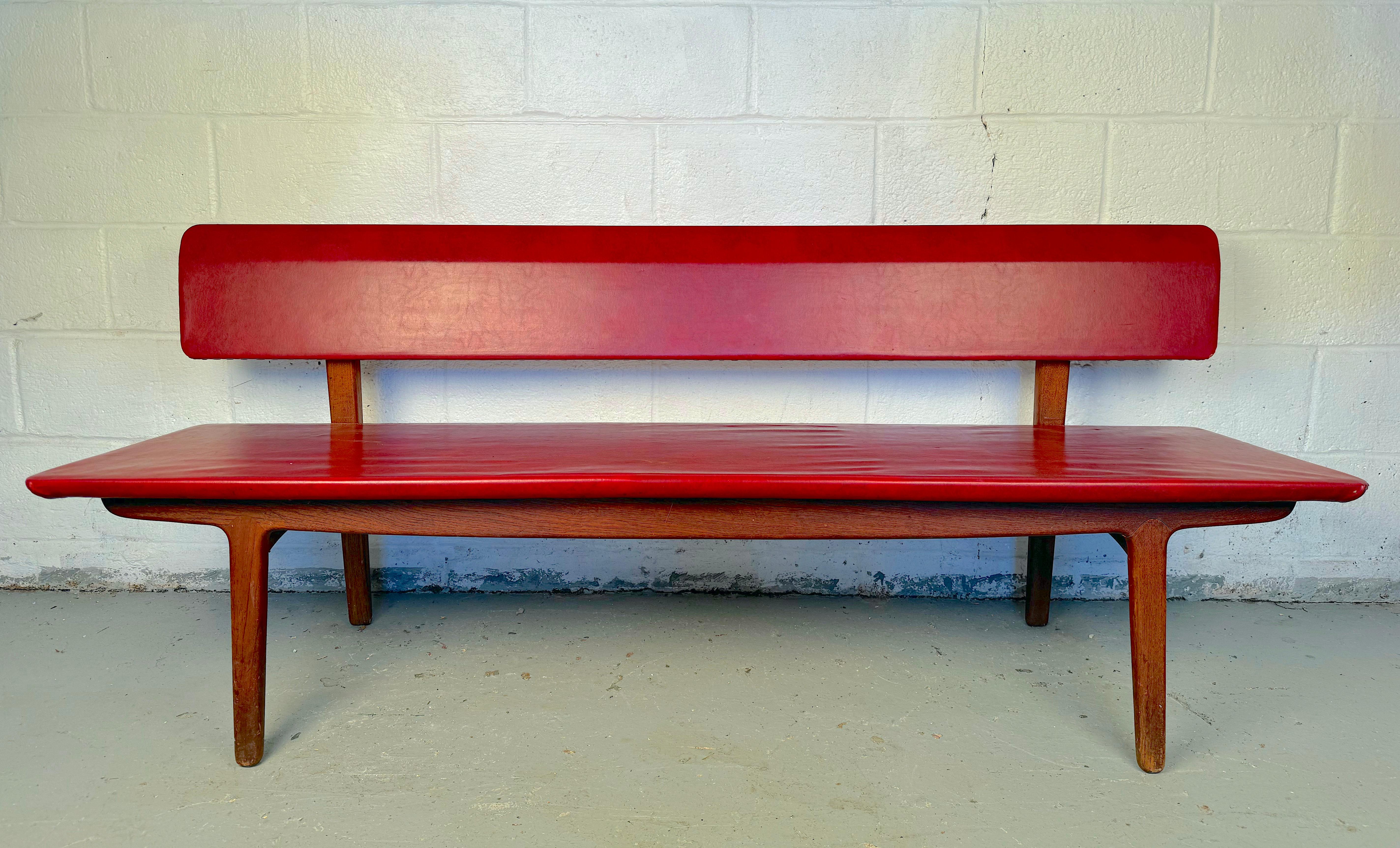 Die Ejnar Larsen & Aksel Bender Madsen Bench von Næstved Møbler ist ein atemberaubendes Beispiel für dänisches Design aus der Mitte des Jahrhunderts und verbindet Eleganz, Komfort und Zweckmäßigkeit auf eine Weise, wie es nur skandinavische