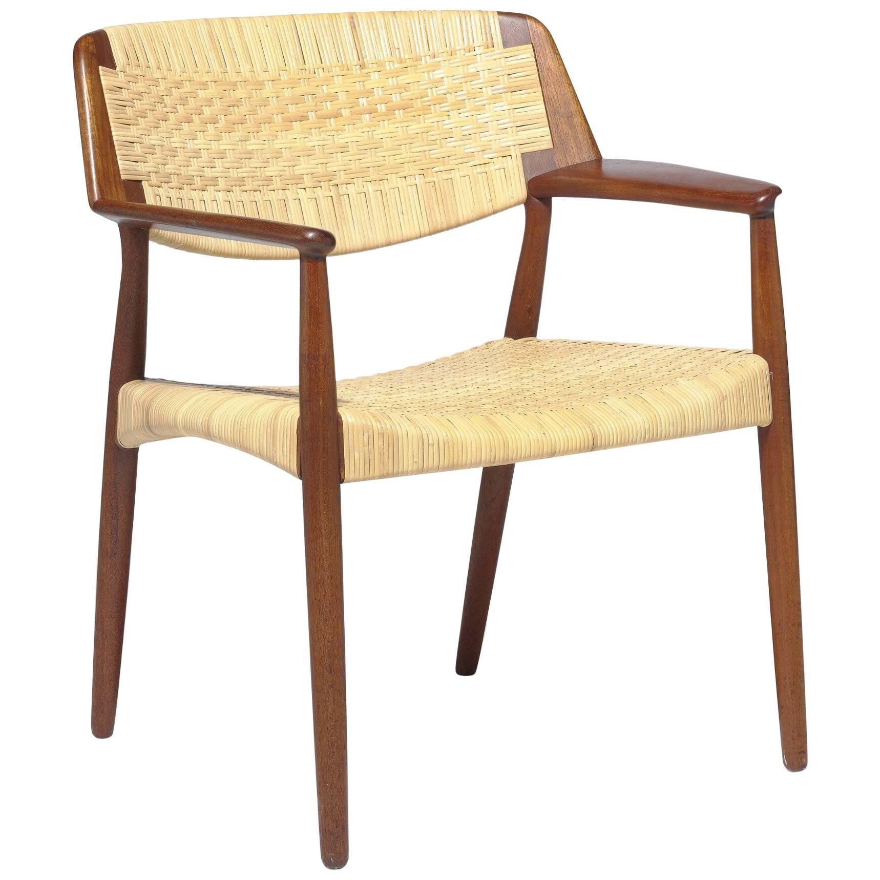 Silla de teca y caña Ejnar Larsen & Bender Madsen Fabricada por Willy Beck en venta
