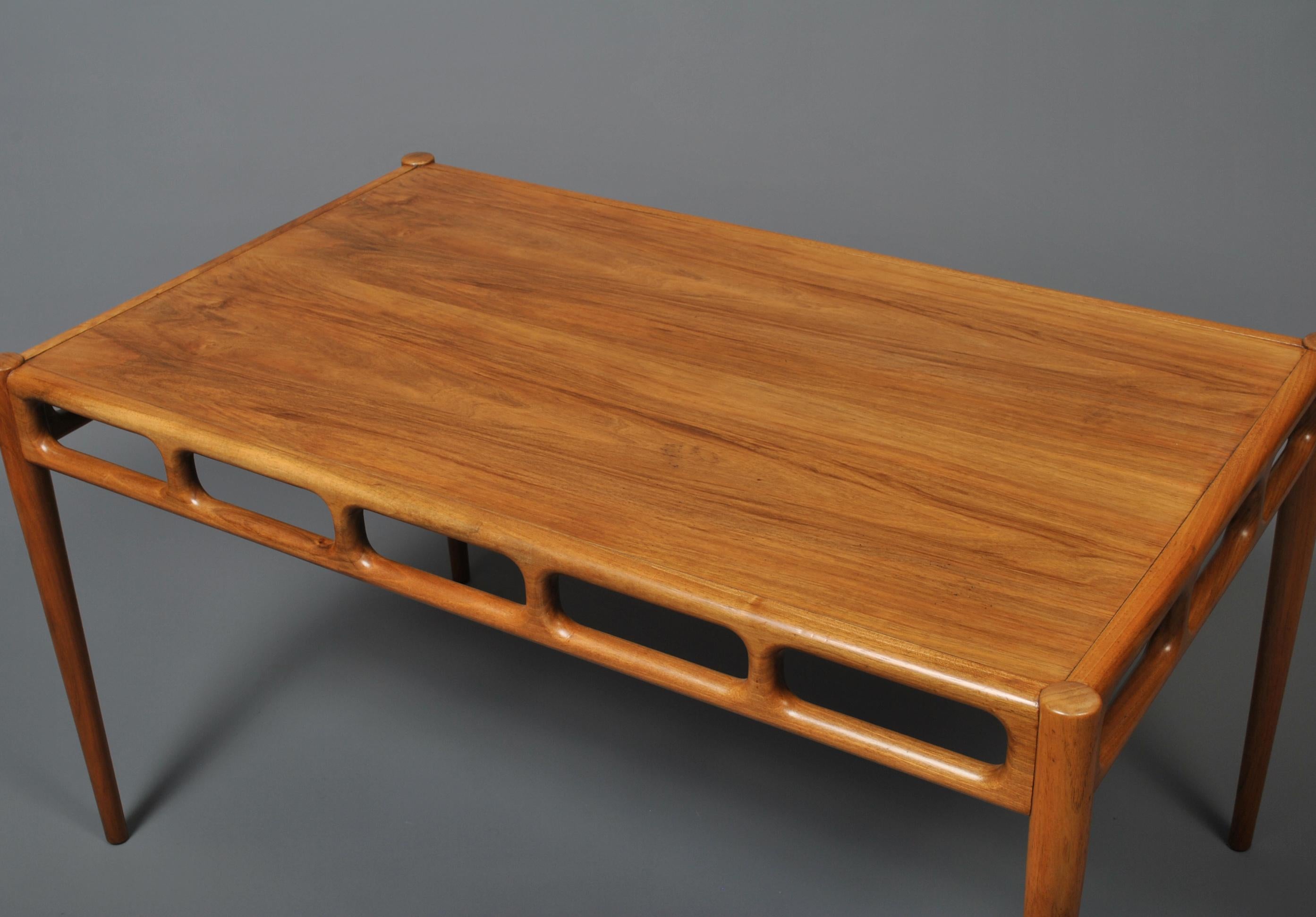 A European walnut sofa table by Ejnar Pedesen for William Watting from the late 1950s. 
An elegant Midcentury Danish piece.