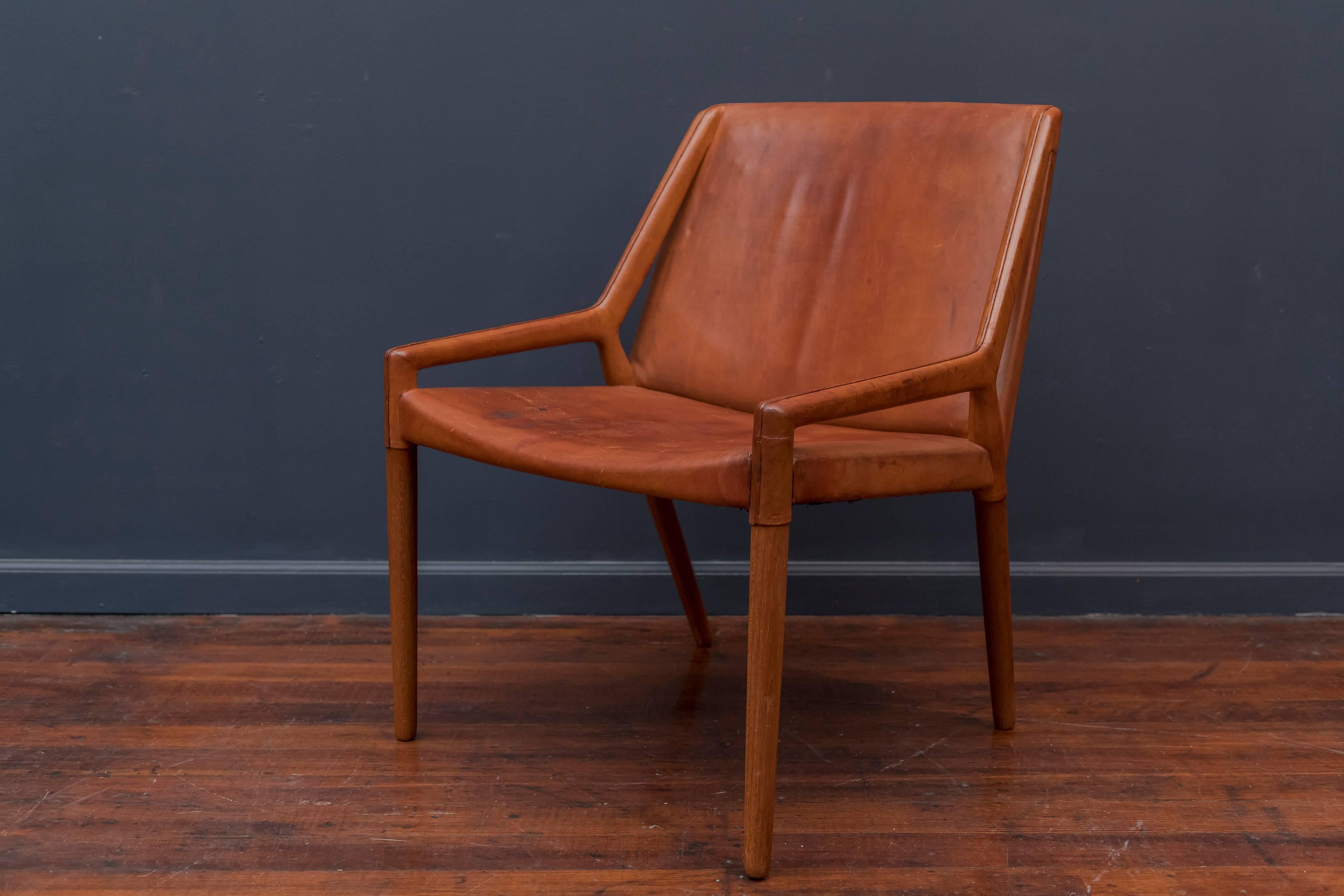 Sophisticated design cognac leather teak lounge chair by Eijner Larsen & Askel Bender Madsen for Willy Beck, Denmark. Good original condition with age appropriate wear and use.