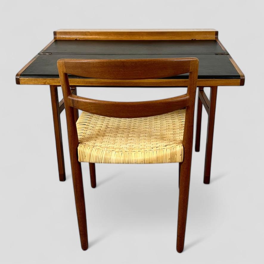 Ejner Larsen & Aksel Bender Madsen. A rare model 2084 writing desk. im Angebot 2