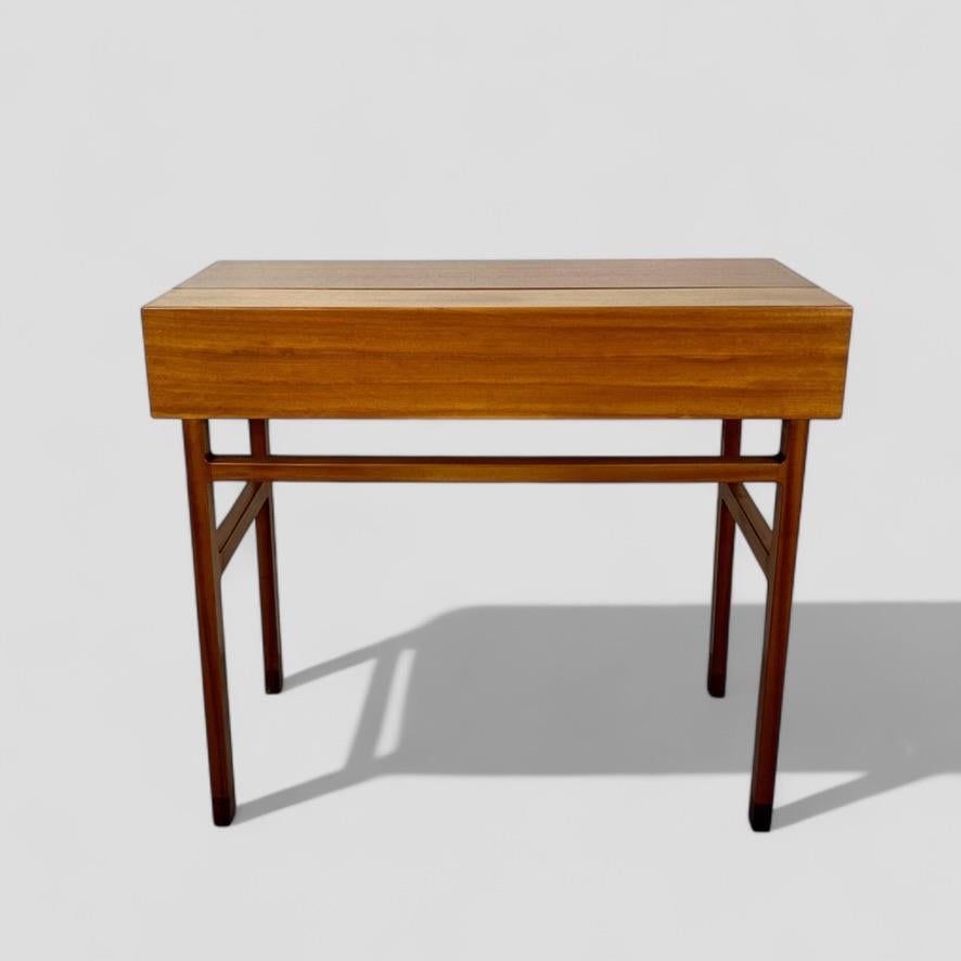 Ejner Larsen & Aksel Bender Madsen. A rare model 2084 writing desk. im Angebot 3