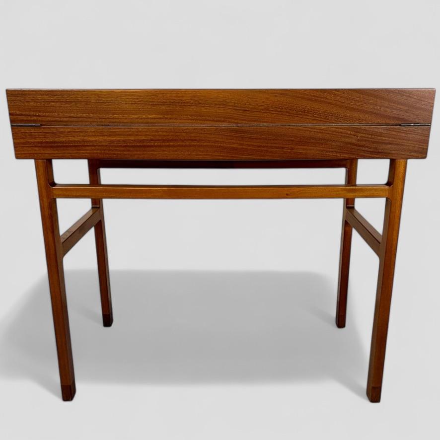 Ejner Larsen & Aksel Bender Madsen. A rare model 2084 writing desk. im Angebot 4