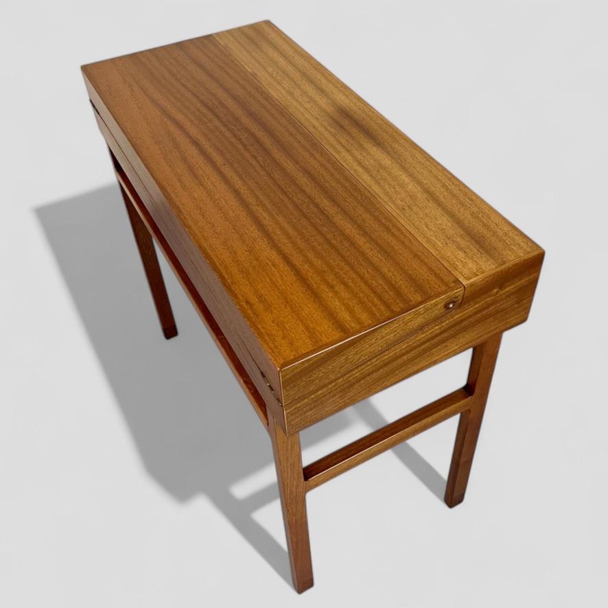 Ejner Larsen & Aksel Bender Madsen. A rare model 2084 writing desk. im Angebot 5
