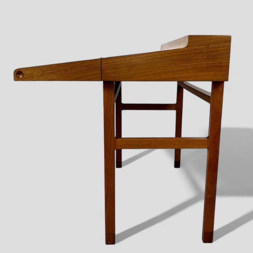 Ejner Larsen & Aksel Bender Madsen. A rare model 2084 writing desk. im Angebot 6