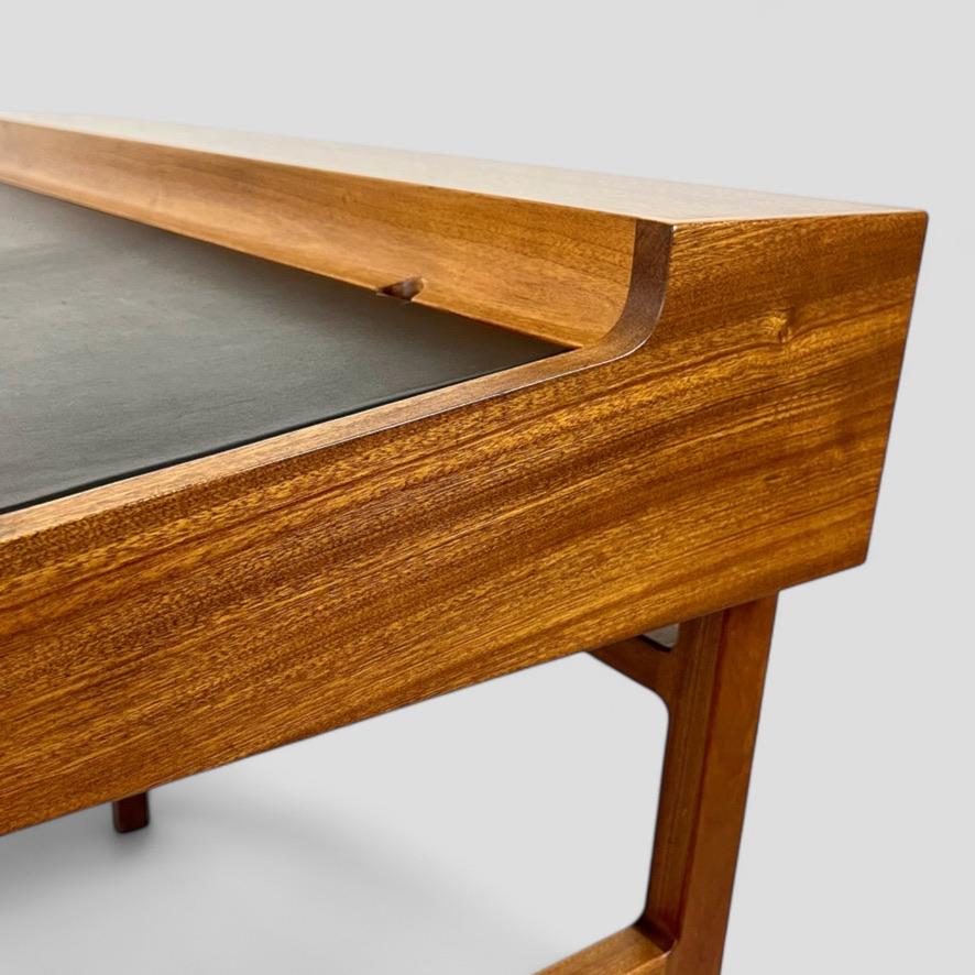 Ejner Larsen & Aksel Bender Madsen. A rare model 2084 writing desk. im Angebot 8