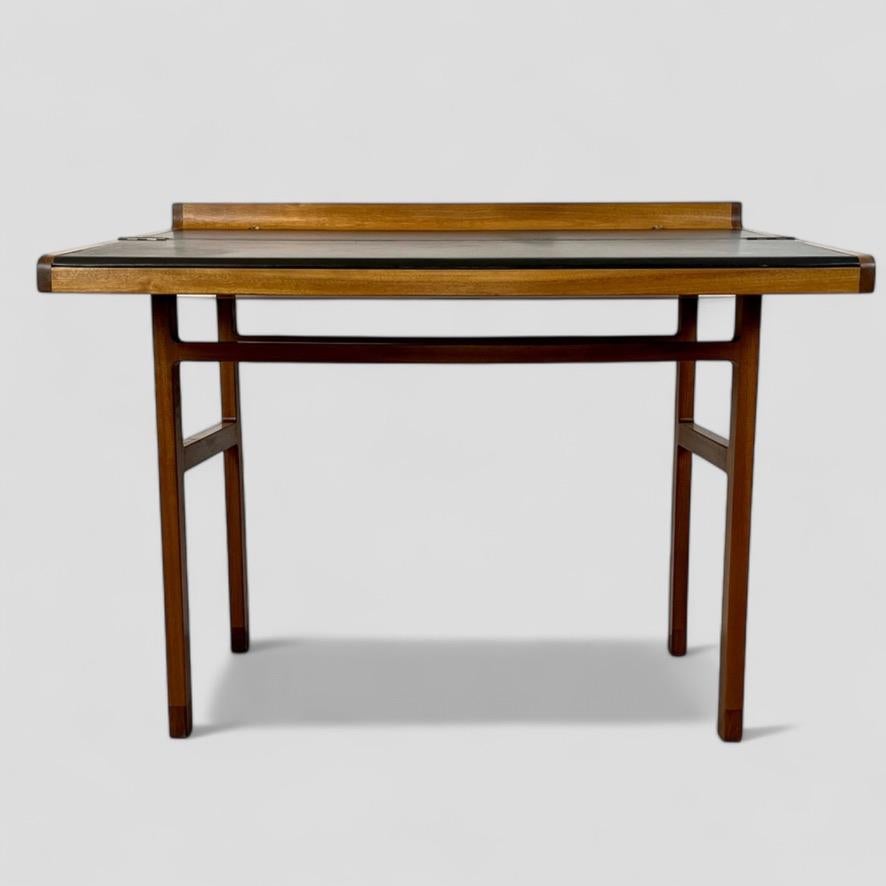 Ejner Larsen & Aksel Bender Madsen. A rare model 2084 writing desk. im Angebot 9