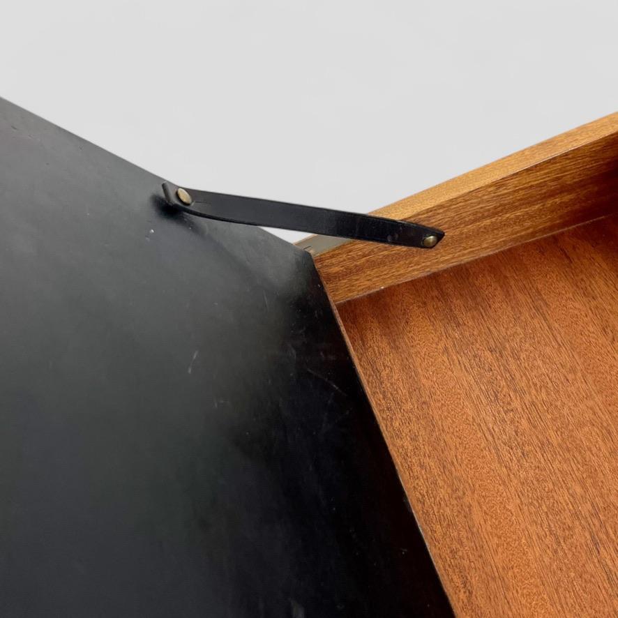 Ejner Larsen & Aksel Bender Madsen. A rare model 2084 writing desk. im Angebot 10