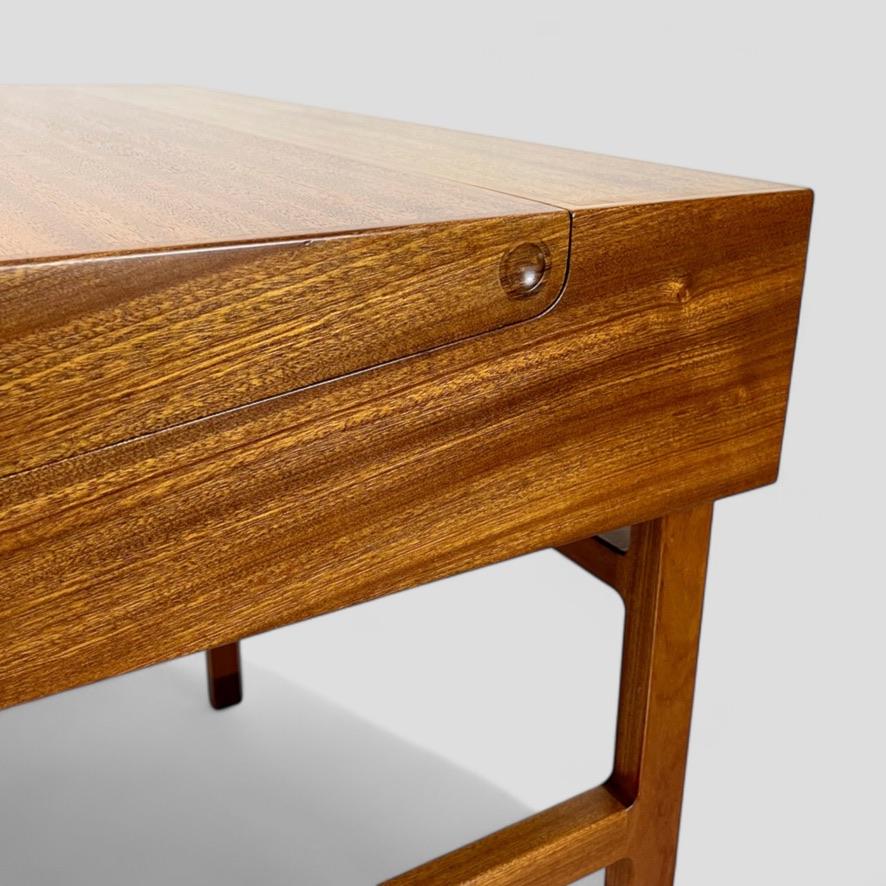 Ejner Larsen & Aksel Bender Madsen. A rare model 2084 writing desk. im Angebot 11