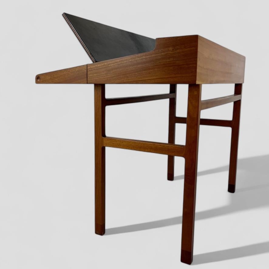 Ejner Larsen & Aksel Bender Madsen. A rare model 2084 writing desk. (Moderne der Mitte des Jahrhunderts) im Angebot