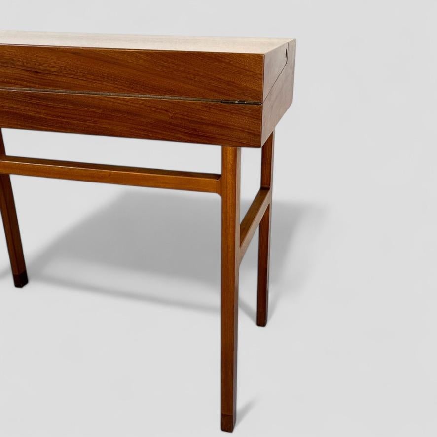 Ejner Larsen & Aksel Bender Madsen. A rare model 2084 writing desk. (Dänisch) im Angebot