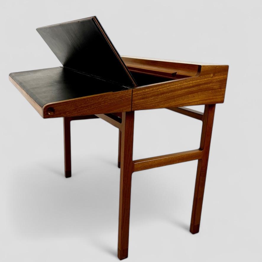 Ejner Larsen & Aksel Bender Madsen. A rare model 2084 writing desk. (Holzarbeit) im Angebot