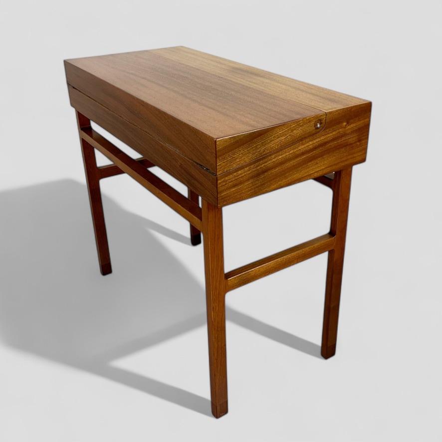 Ejner Larsen & Aksel Bender Madsen. A rare model 2084 writing desk. im Zustand „Gut“ im Angebot in Brønshøj, DK