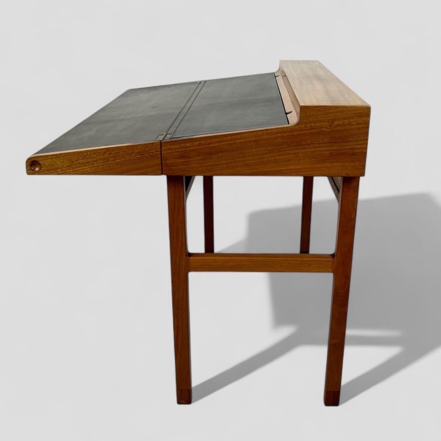 Ejner Larsen & Aksel Bender Madsen. A rare model 2084 writing desk. (Mitte des 20. Jahrhunderts) im Angebot