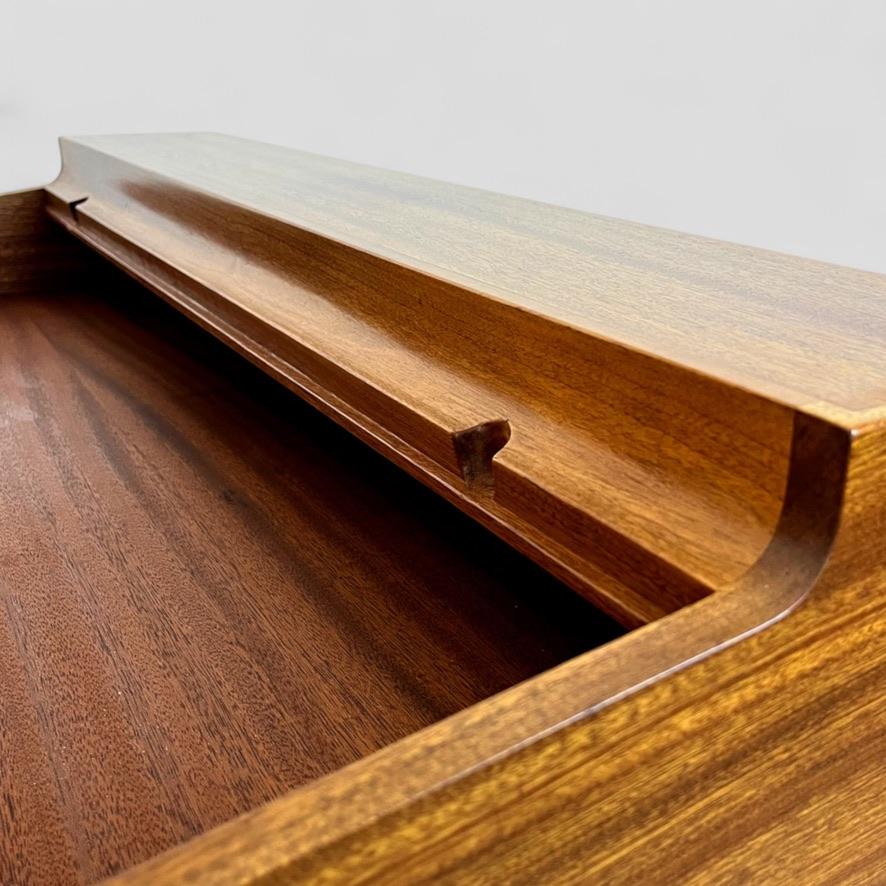 Ejner Larsen & Aksel Bender Madsen. A rare model 2084 writing desk. (Messing) im Angebot