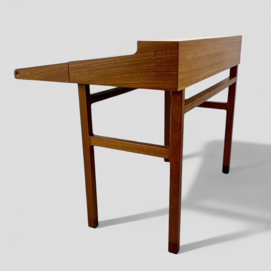 Ejner Larsen & Aksel Bender Madsen. A rare model 2084 writing desk. im Angebot 1