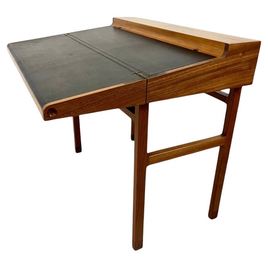Ejner Larsen & Aksel Bender Madsen. A rare model 2084 writing desk. im Angebot