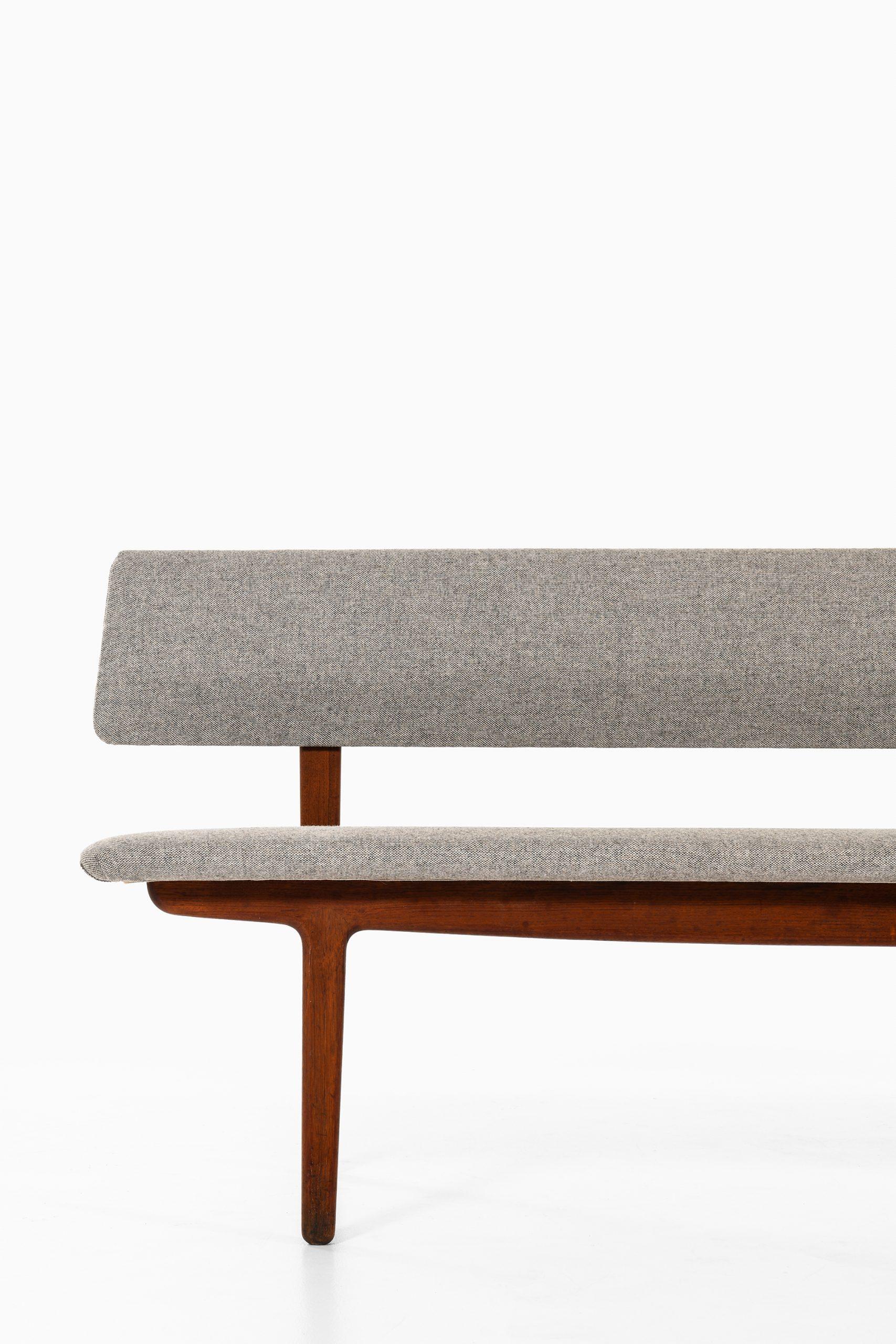 Rare bench / sofa designed by Ejner Larsen & Aksel Bender Madsen. Produced by Næstved Møbler in Denmark.