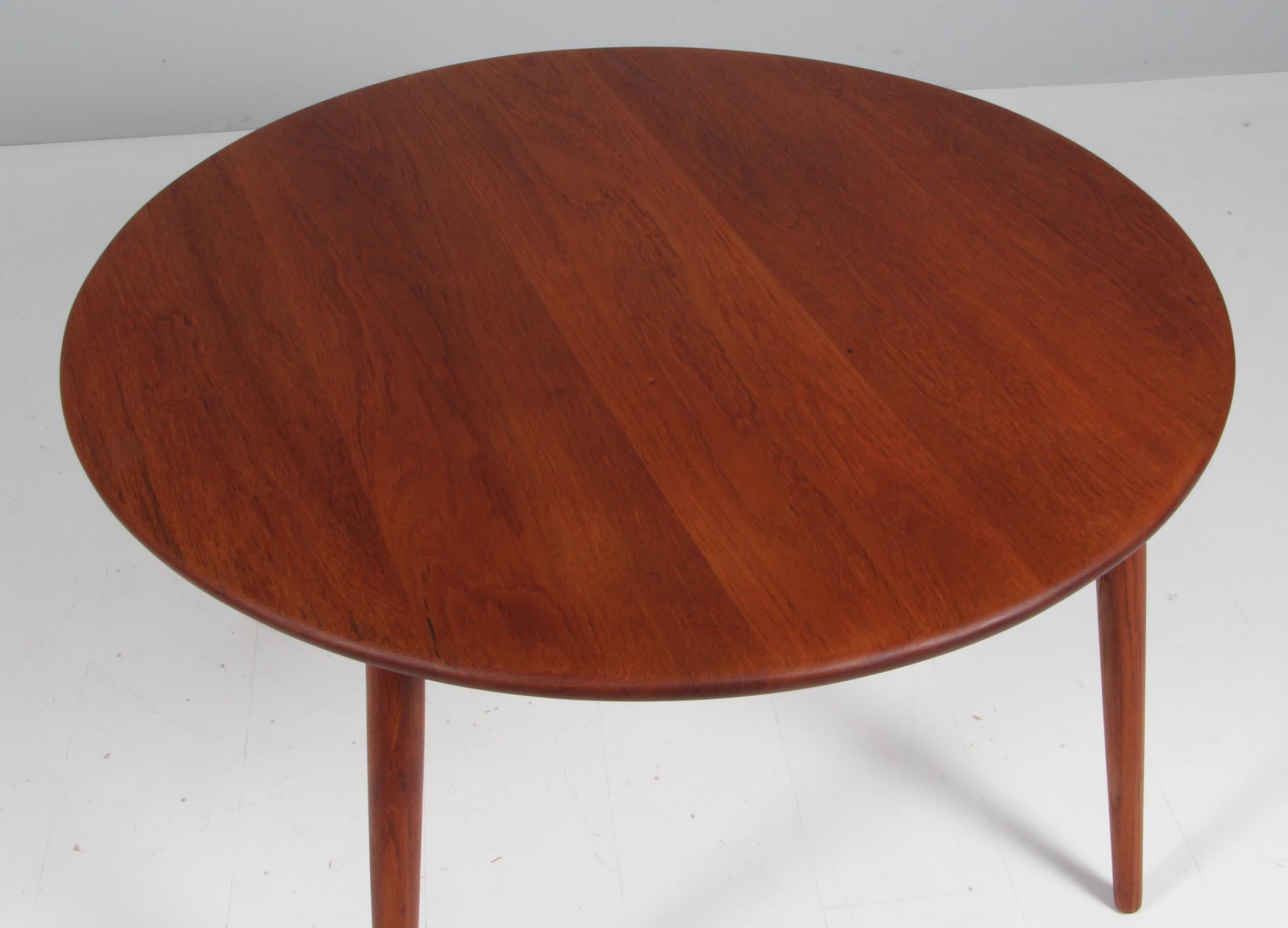 Ejner Larsen & Aksel Bender Madsen circular coffee table in solid teak.

Made by Cabinetmaker Willy Beck.