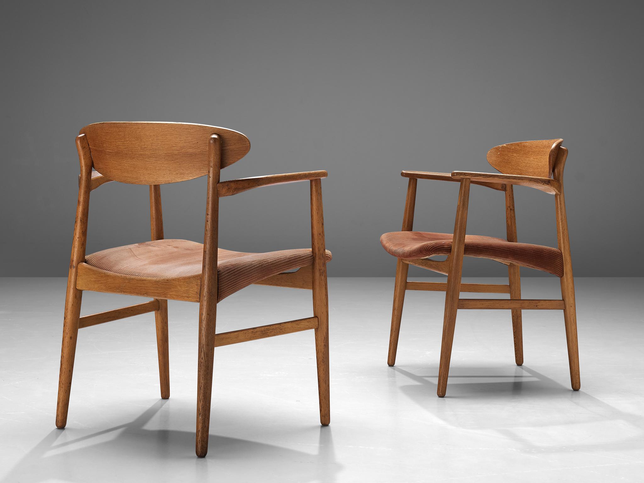 Ejner Larsen and Aksel Bender Madsen per Næstved Møbelfabrik, coppia di sedie da pranzo, quercia, tessuto, Danimarca, anni '50.

Splendide poltrone danesi disegnate da Ejner Larsen e Aksel Bender Madsen. La sedia ha una struttura molto elegante e
