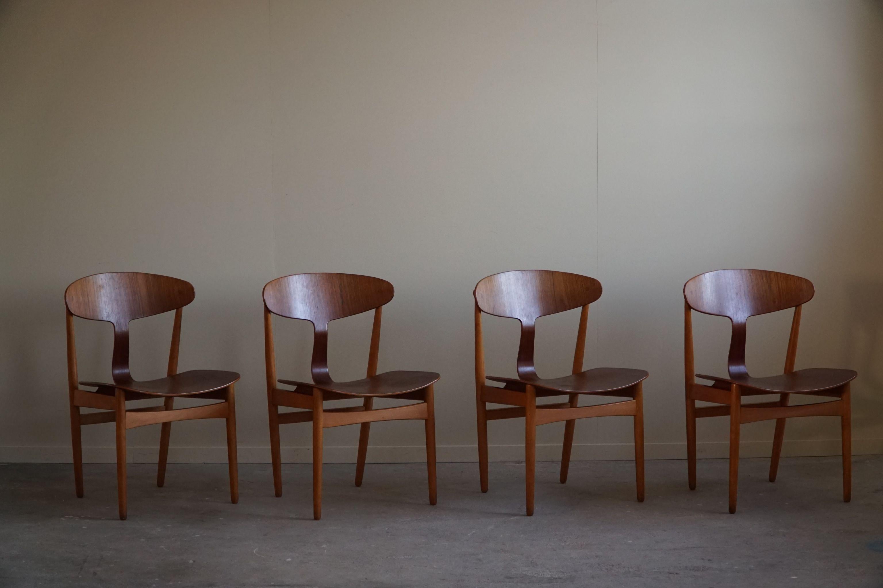 Dieses seltene Set von vier Esszimmerstühlen, bekannt als Modell 46, wurde 1954 von den dänischen Designern Ejner Larsen und Aksel Bender Madsen für die Brande Møbelfabrik in Dänemark entworfen. Diese Stühle verkörpern die Essenz des modernen