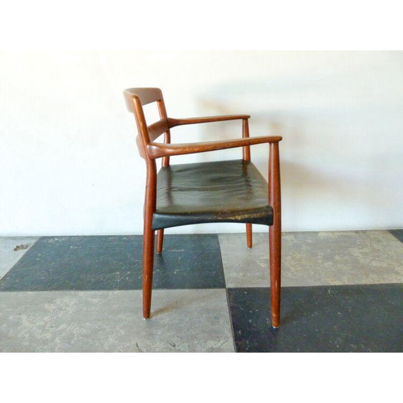 Mid-Century moderno Ejner Larsen e Aksel Bender Madsen Poltrona con struttura in teak e pelle nera in vendita