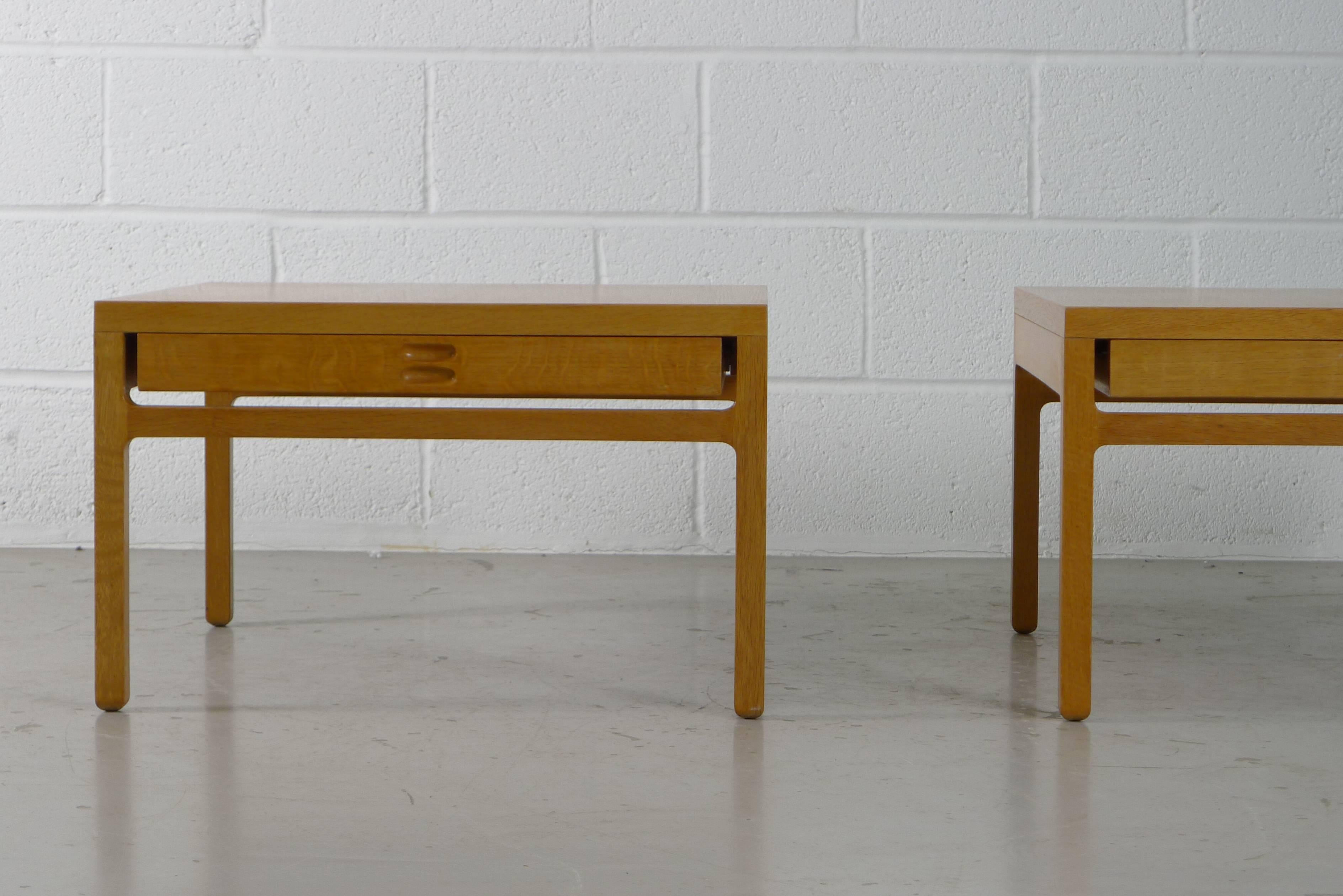 A pair of oak end tables by Ejner Larsen and Aksel bender Madesn for cabinetmaker Willy Beck, Denmark, 1960s. 

A single drawer that can be pulled from either side of the unit, nicely profiled and in perfect condition.