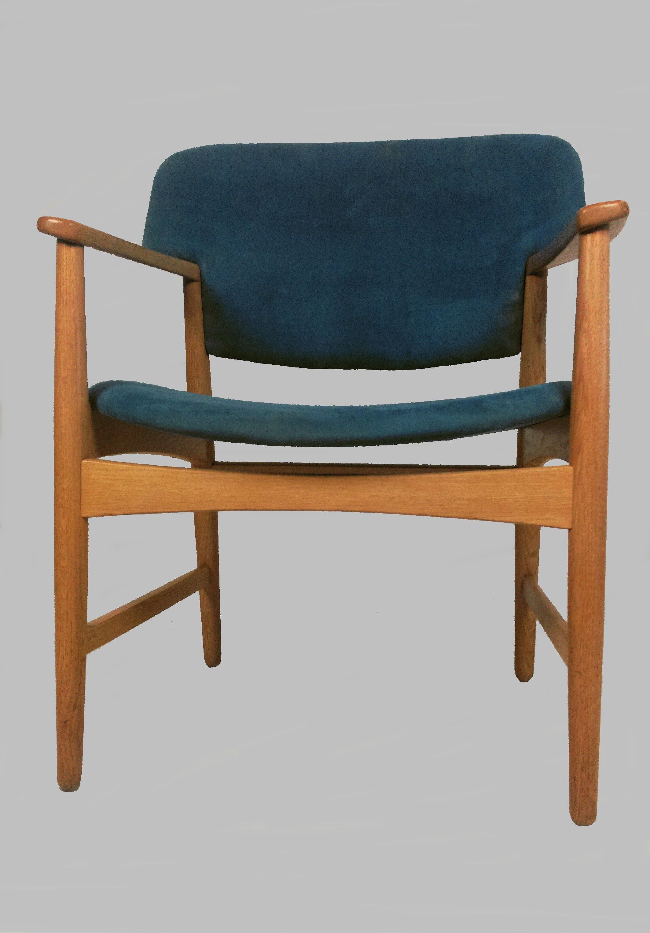 Fauteuil / chaise de bureau en chêne conçu par Ejner Larsen et Axel Bender Madsen en 1955 pour Fritz Hansen.

Les chaises confortables, bien conçues et presque intemporelles ont été vérifiées et refinies par notre ébéniste pour s'assurer qu'elles