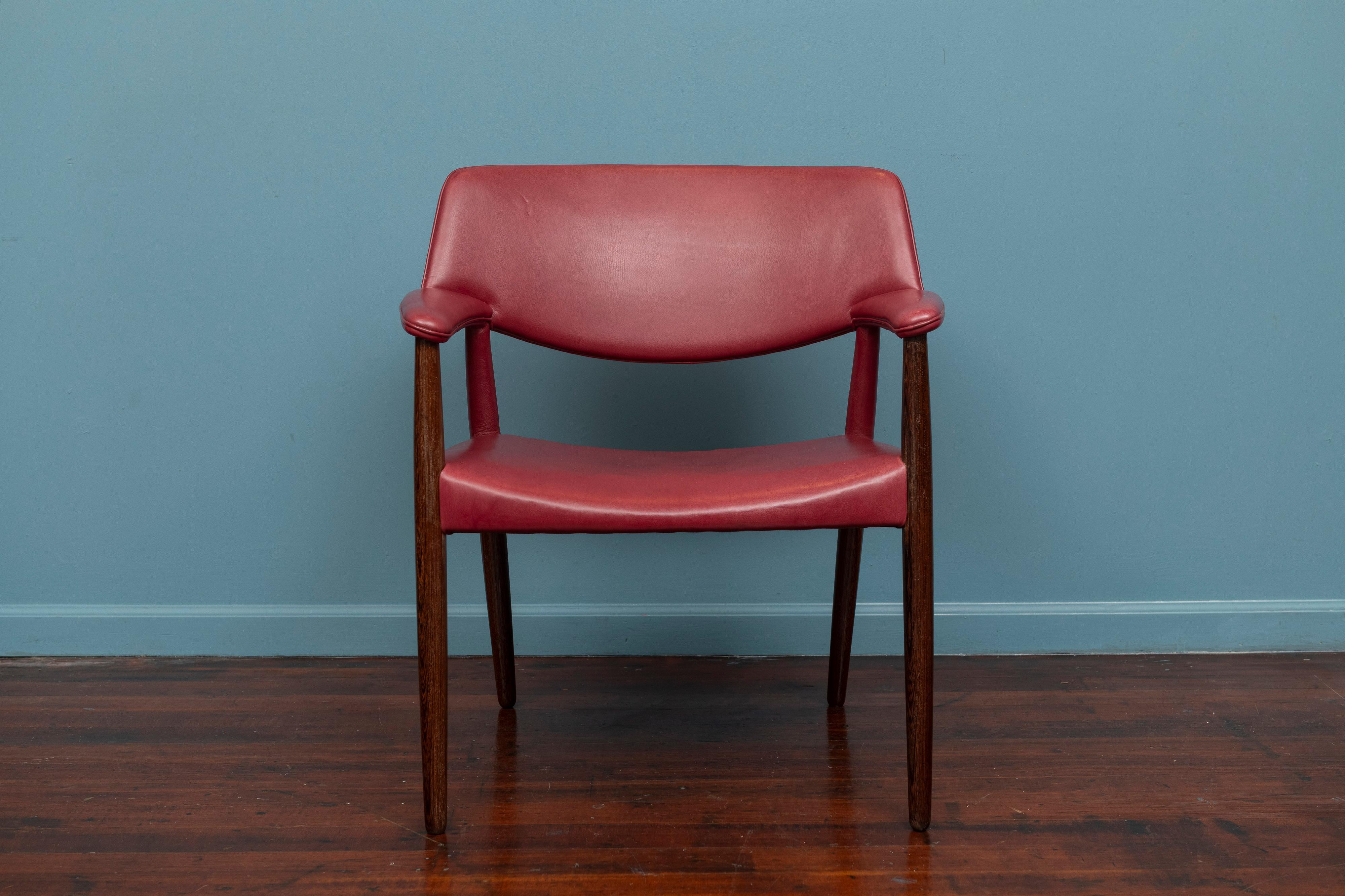 Ejner Larson & Askel Bender Madsen conçoivent un fauteuil pour Willy Beck, Danemark. Rare et élégant fauteuil modèle WB 1924/S en sellerie de cuir récente, confortable et bien présenté. Le châssis du fauteuil est un bois dur africain appelé