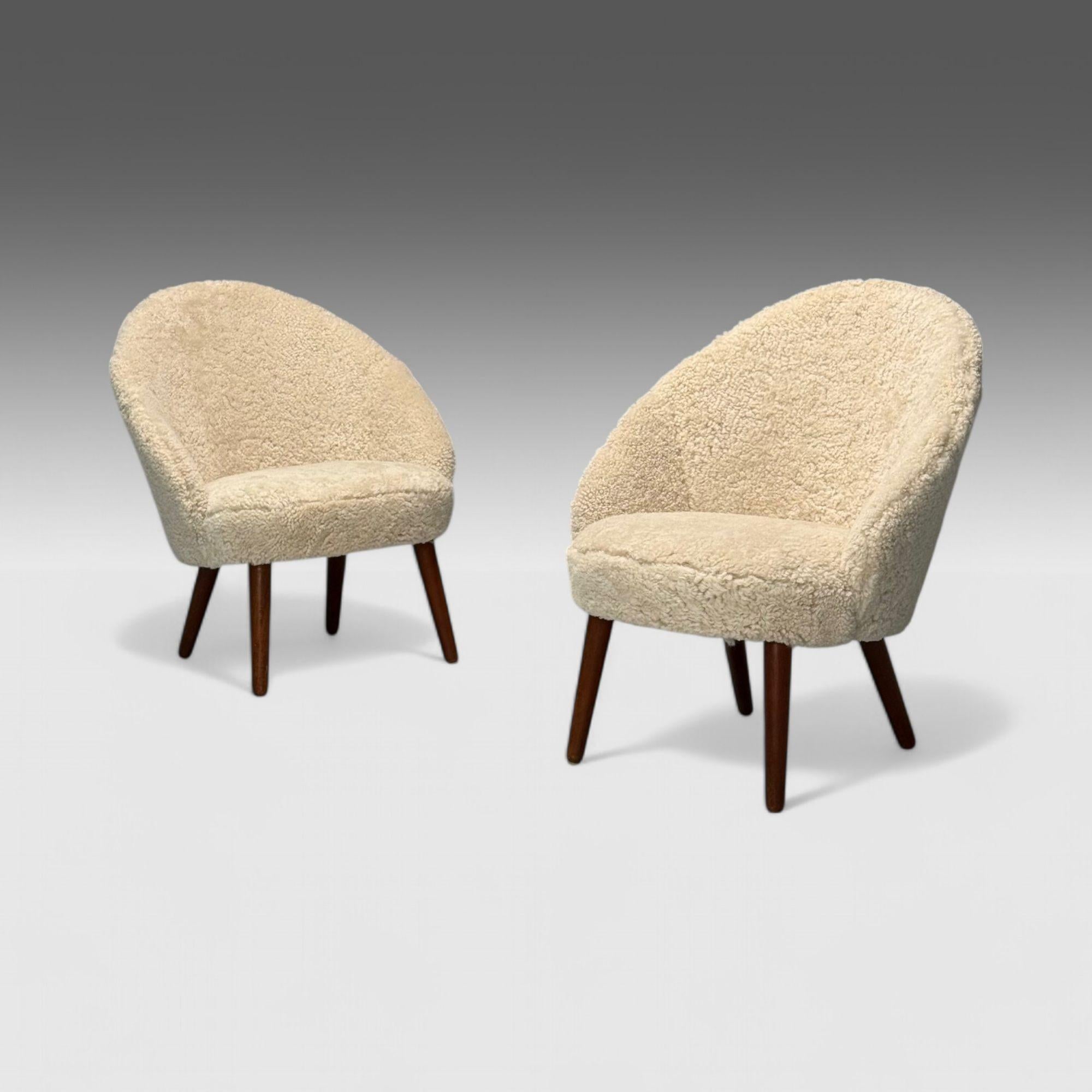 Ejvid Johansson, Danish Mid-Century Modern, Lounge Chairs, Beige Shearling, 1950s

Pair of Model 301 easy chairs designed by Ejvid A. Johansson for Gotfred H. Petersen in Denmark in the middle of the 20th century. Each example has been newly