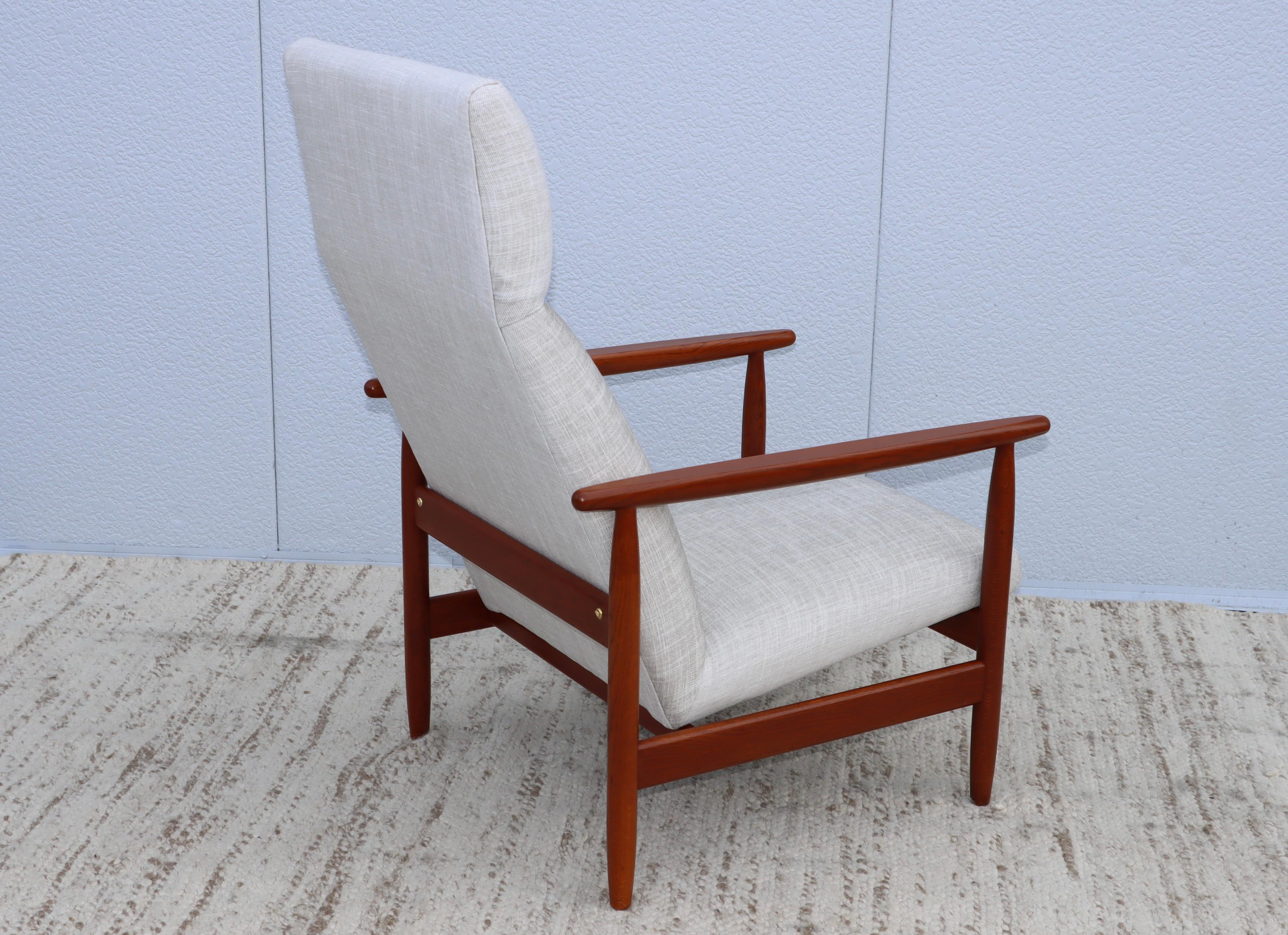 Superbe fauteuil à haut dossier en teck danois des années 1960 conçu par Ejvind A. Johanssen, en état vintage avec une usure mineure du teck, nouvellement retapissé en tissu Donghia.