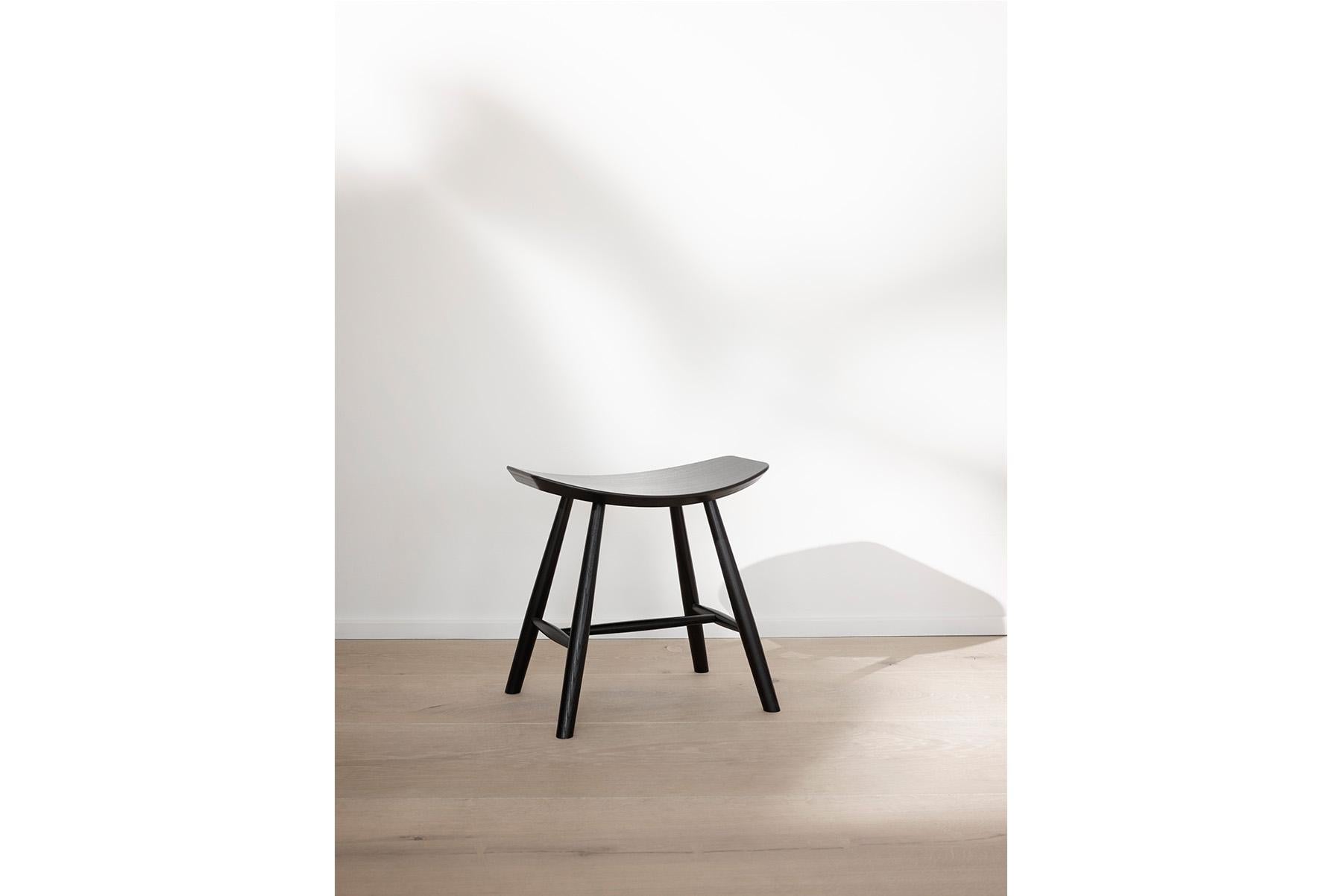 Ejvind A Johansson J63 Stool Un tabouret classique en bois qui peut être utilisé avec l'atool J63, à côté d'un lit ou comme siège occasionnel pour les invités dans une petite cuisine ou un salon.