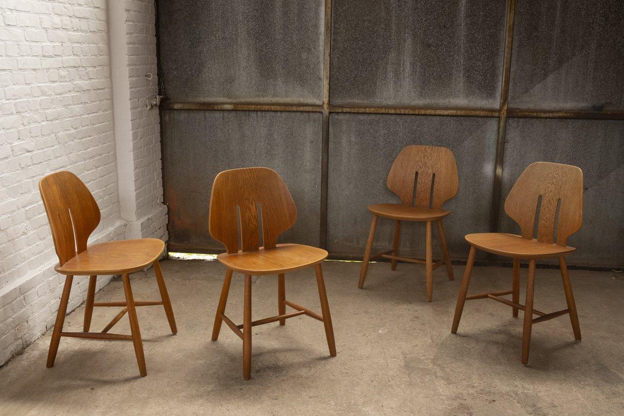 Magnifique ensemble de 4 chaises de salle à manger, modèle J67 par le designer Ejvind A. Johansson pour FDB Møbler, en chêne fumé. La chaise a été conçue en 1957, cet ensemble a été produit au début des années 1960. Toutes les chaises ont été