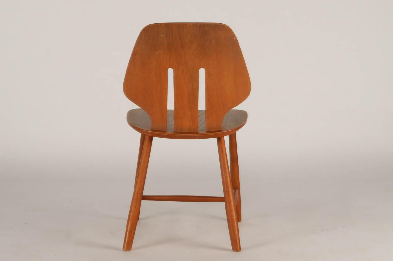 Chaise de salle à manger en chêne, conçue en 1957 par  Ejvind A. Johansson pour FDB Møbler, numéro de modèle J67. Excellent état d'origine. 


 