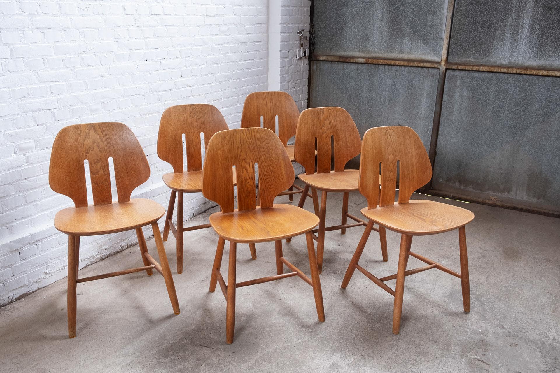 Superbe ensemble de 6 chaises de salle à manger, modèle J67 du designer Ejvind A. Johansson pour FDB Møbler, en chêne fumé.
La chaise a été conçue en 1957, cet ensemble a été produit au début des années 1960.
Toutes les chaises ont été inspectées et