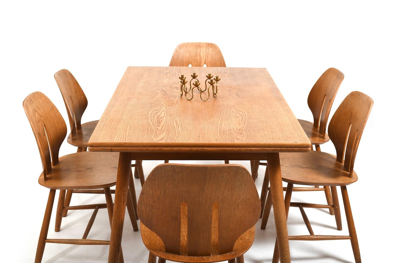 Ensemble de salle à manger FDB Møbler composé de 6 chaises d'Ejvind A. One, modèle J67 et d'une table de Poul M. Volther. Fabriqué en chêne. Table à rallonge avec pieds inclinés. Danemark, première moitié des années 1960.
-
chaises : H. 78,5 cm / L.