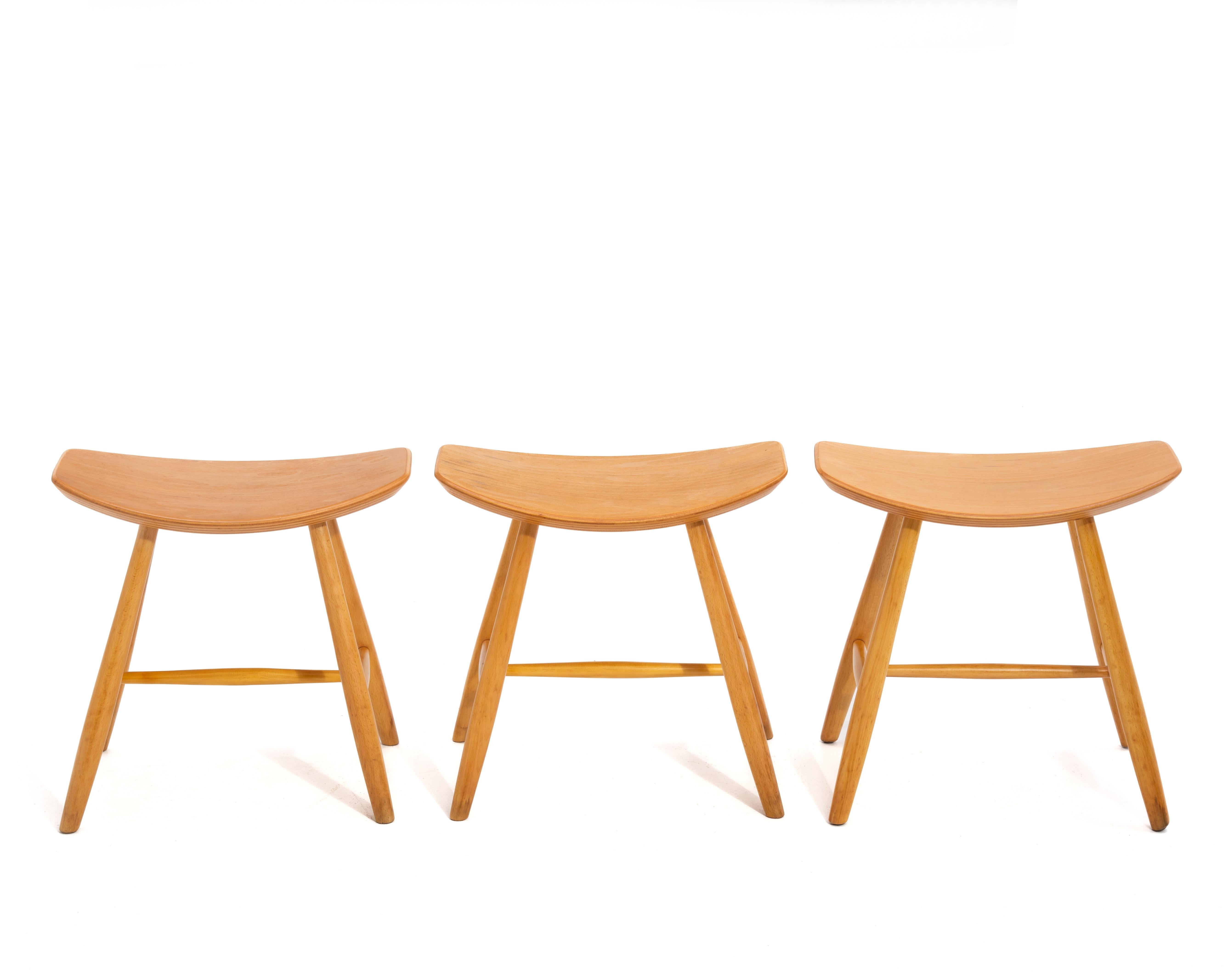 Un seul tabouret bas iconique J36 d'Ejvind Johansson pour FDB FDB Møbler. Hêtre massif et placage de hêtre. Fabriqué au Danemark vers les années 1960.
Nous en avons trois disponibles provenant d'une succession de Princeton New Jersey.
