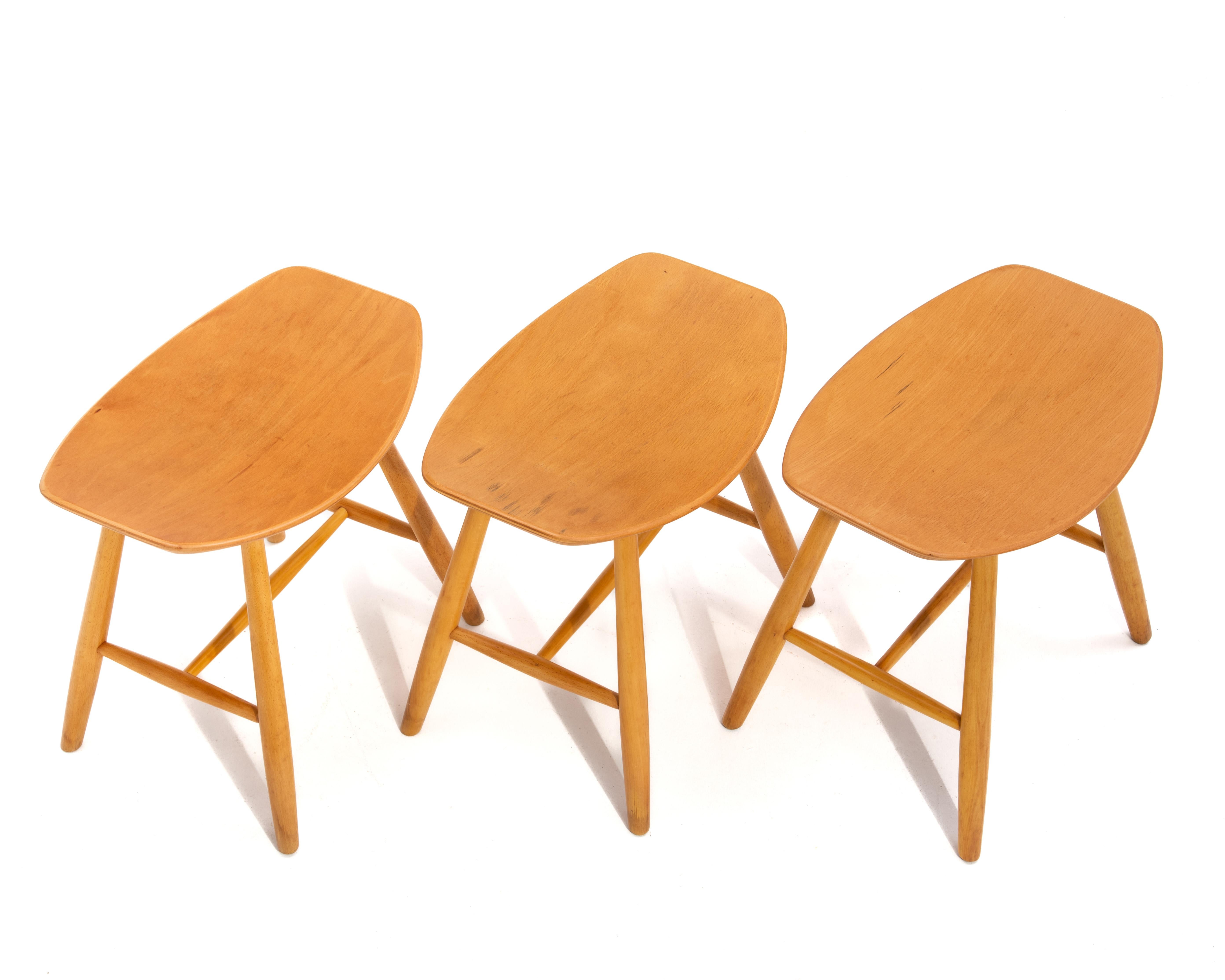 Hêtre Ejvind Johansson J36 Tabouret FDB Mobler Danemark 1960s Mid Century Modernity set of 3 en vente
