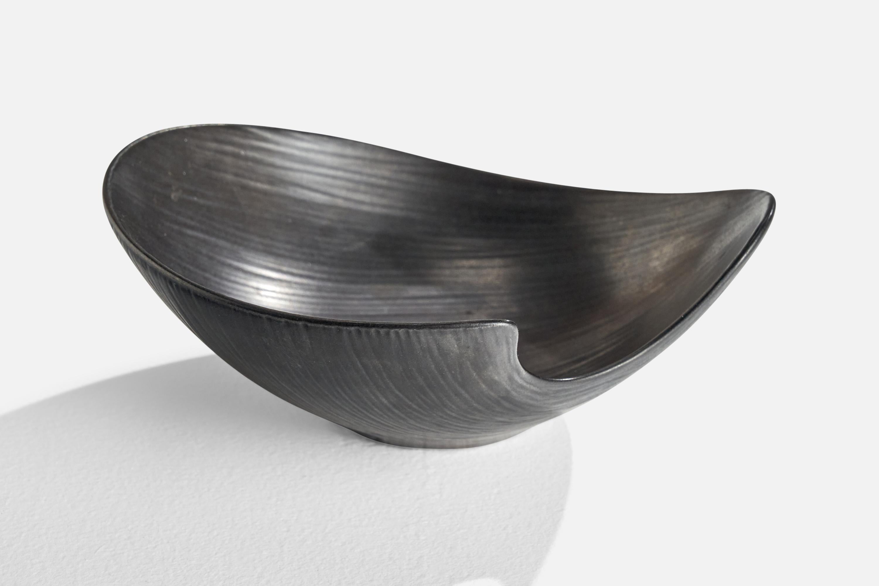 Un bol ou un plat en céramique de forme libre, émaillé noir, conçu par Ejvind Nielsen, Danemark, vers les années 1960.
